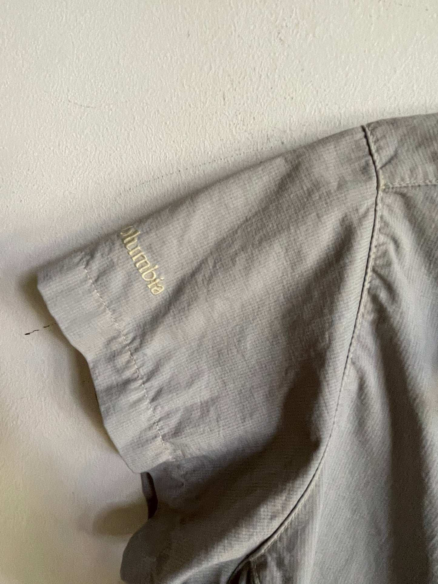 Columbia Grey Blouse Size M – Lightweight Summer Hiking Top, Active Wear Shirt, High-Quality, Versatile for Pants & Skirts