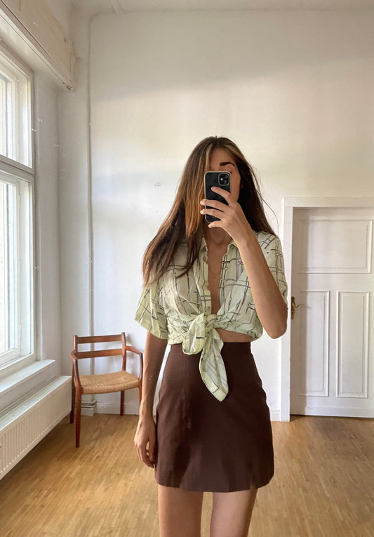 Vintage woman blouse, Retro knot up shirt, Cropped Oversized abstract shirt, 80's Retro black and white button up, Cute tie up top