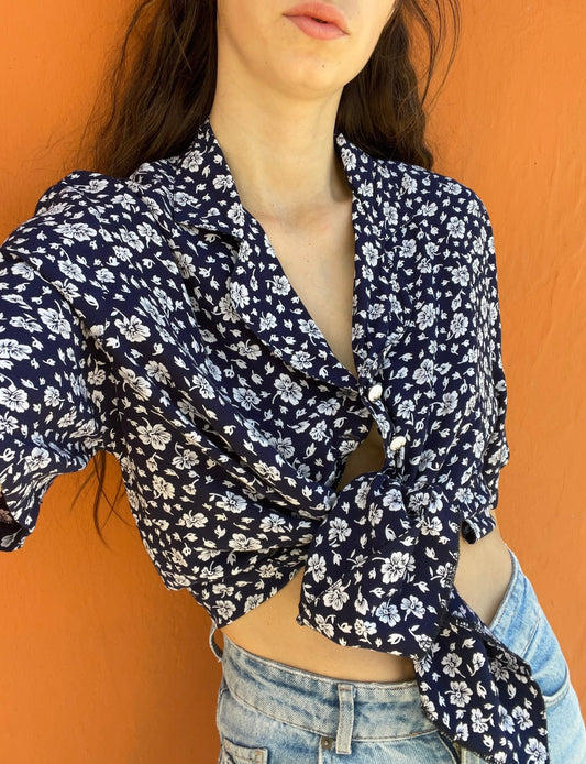 Vintage floral woman blouse, Blue and white cropped summer shirt, Knot tie short sleeve button up top, Cute 70s Feminine button up shirt