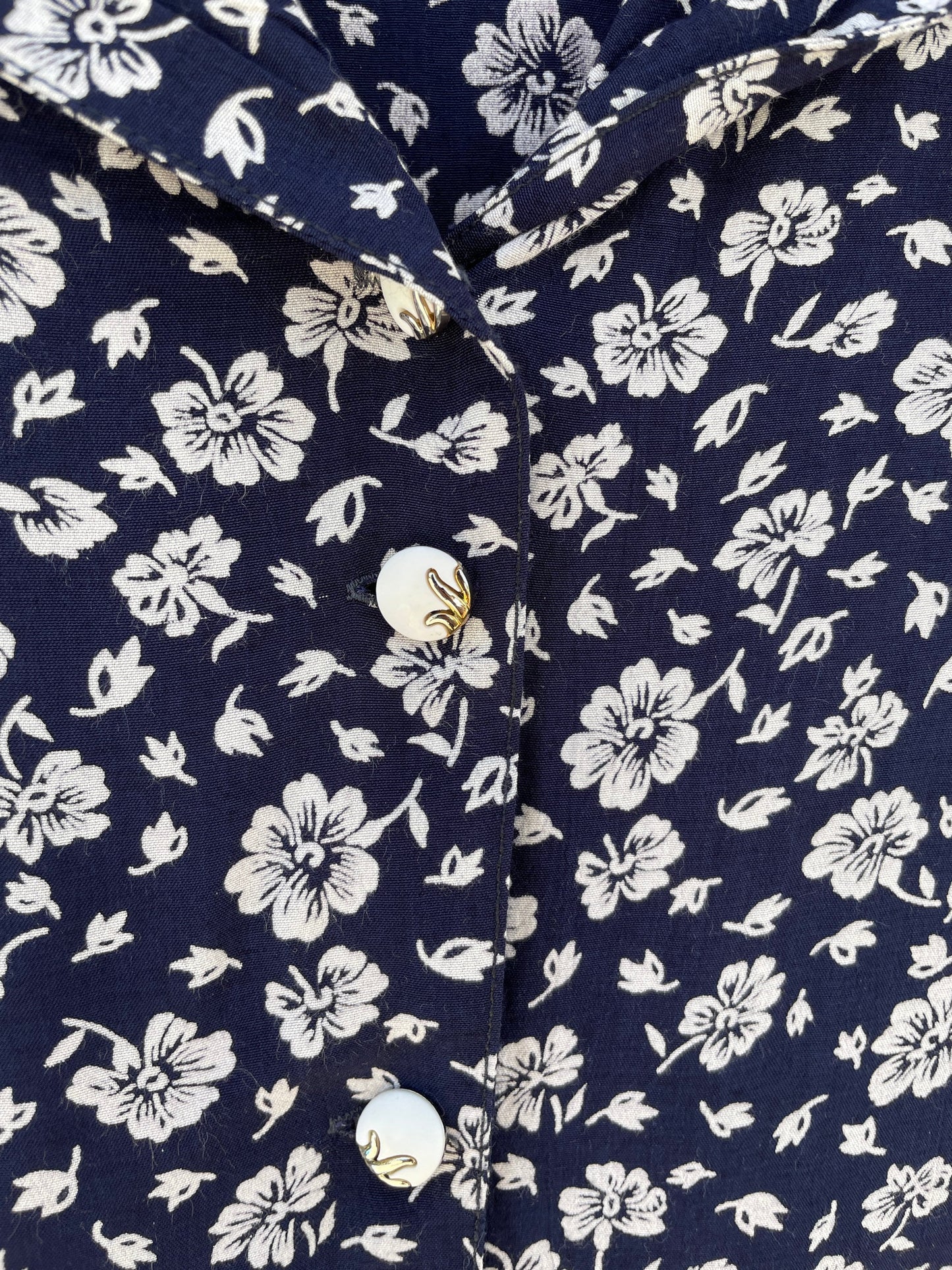 Vintage floral woman blouse, Blue and white cropped summer shirt, Knot tie short sleeve button up top, Cute 70s Feminine button up shirt