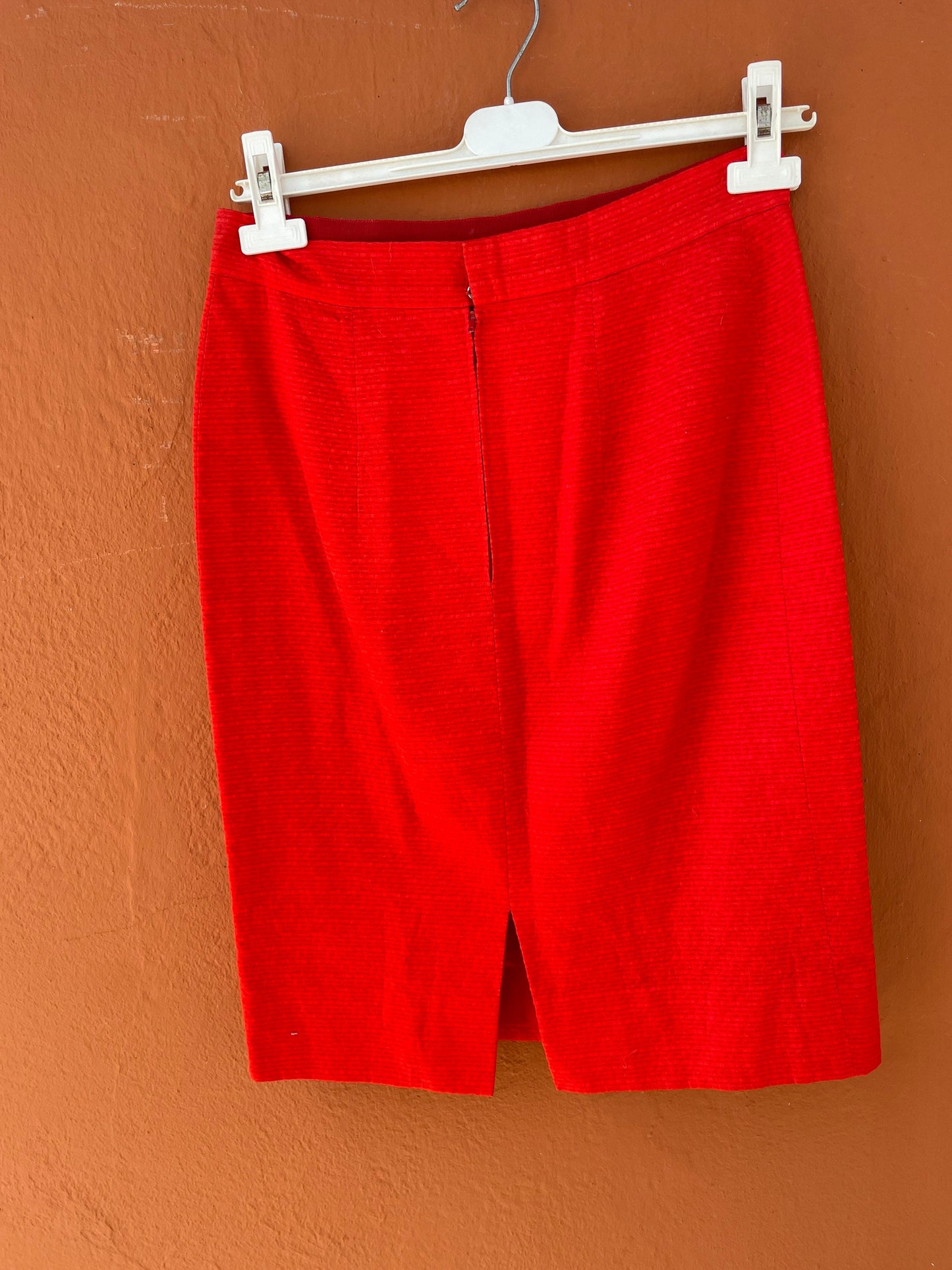 Vintage Scarlet Red Pencil Skirt | Retro 90s Officecore Vibes | Size S | Back Slit & Zipper Closure