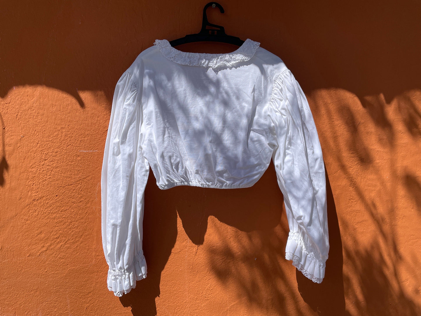 Charming Vintage Dirndl-Style Cotton Cropped Top with Puffed Sleeves - Delicate Lace Details, Ideal for Retro-Inspired Fashion