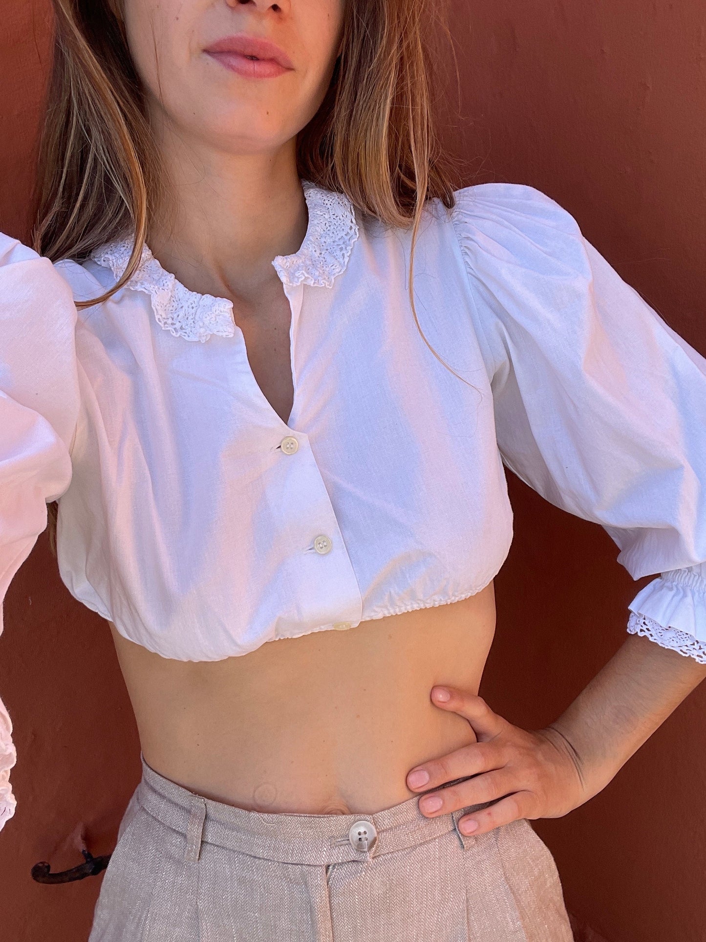 Charming Vintage Dirndl-Style Cotton Cropped Top with Puffed Sleeves - Delicate Lace Details, Ideal for Retro-Inspired Fashion