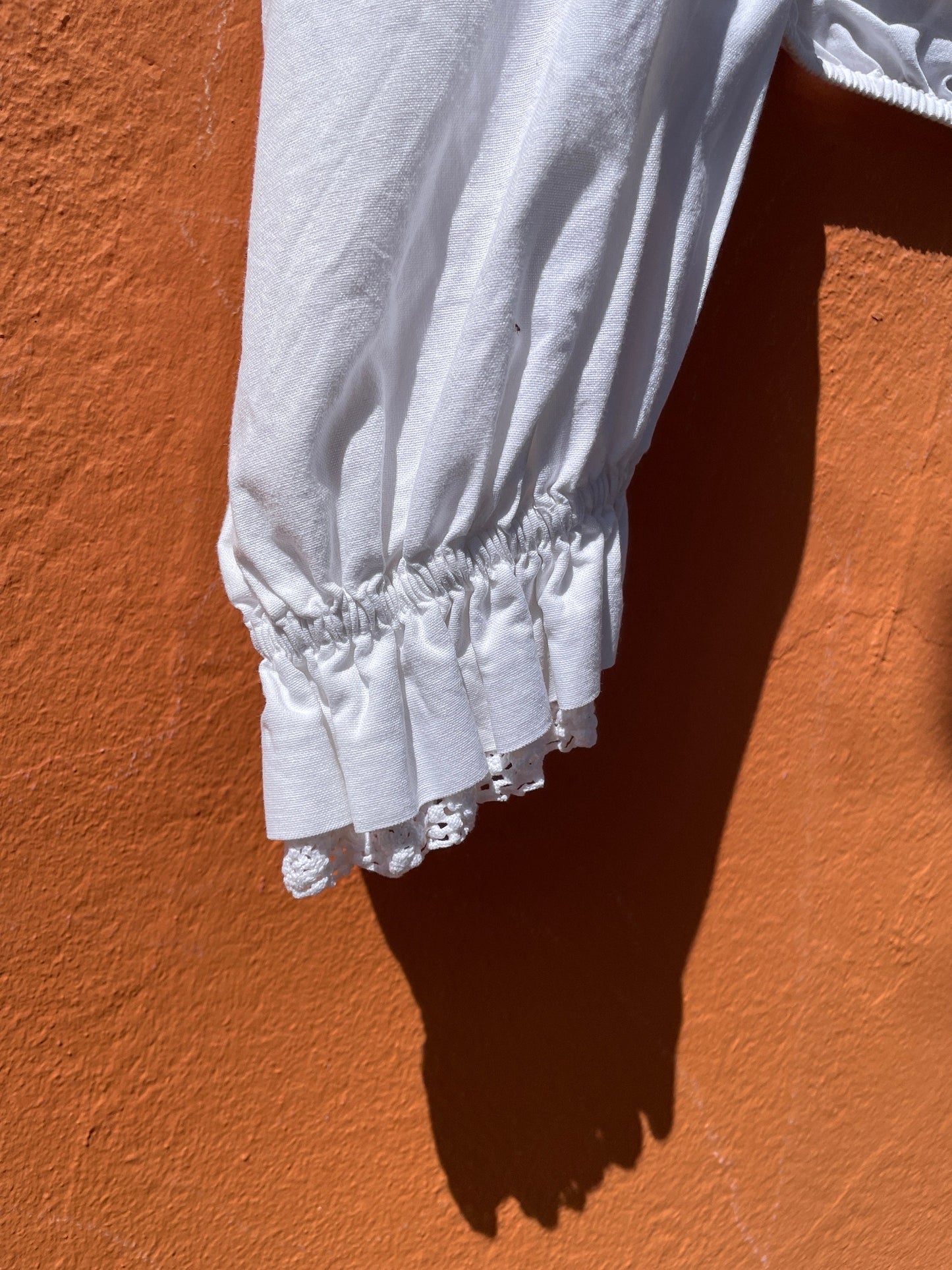 Charming Vintage Dirndl-Style Cotton Cropped Top with Puffed Sleeves - Delicate Lace Details, Ideal for Retro-Inspired Fashion