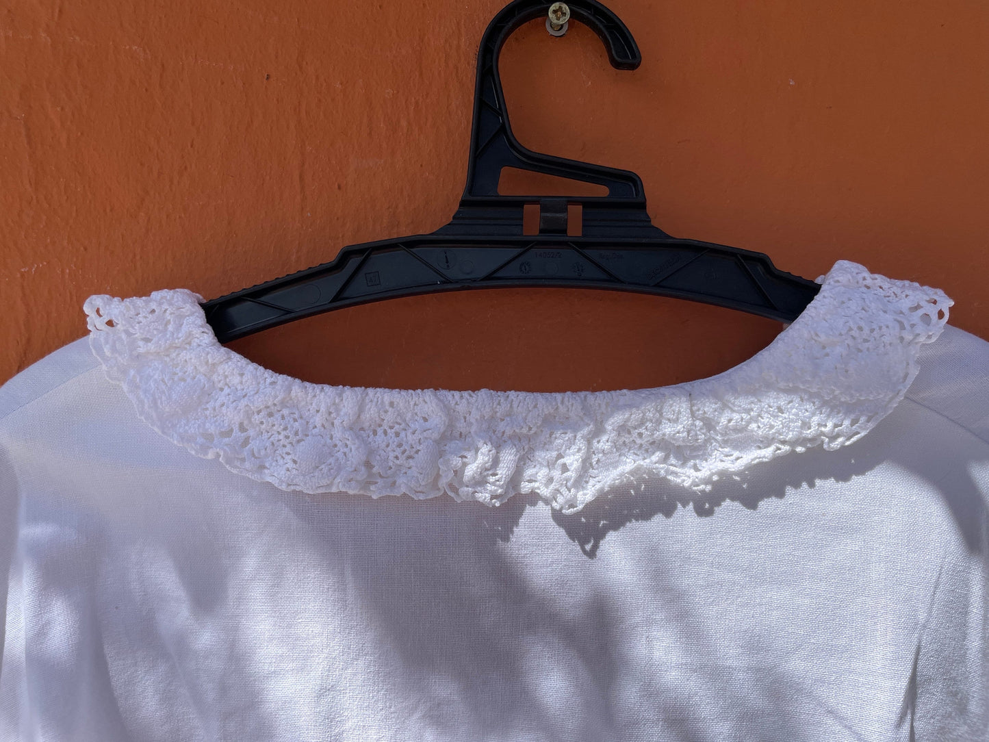 Charming Vintage Dirndl-Style Cotton Cropped Top with Puffed Sleeves - Delicate Lace Details, Ideal for Retro-Inspired Fashion