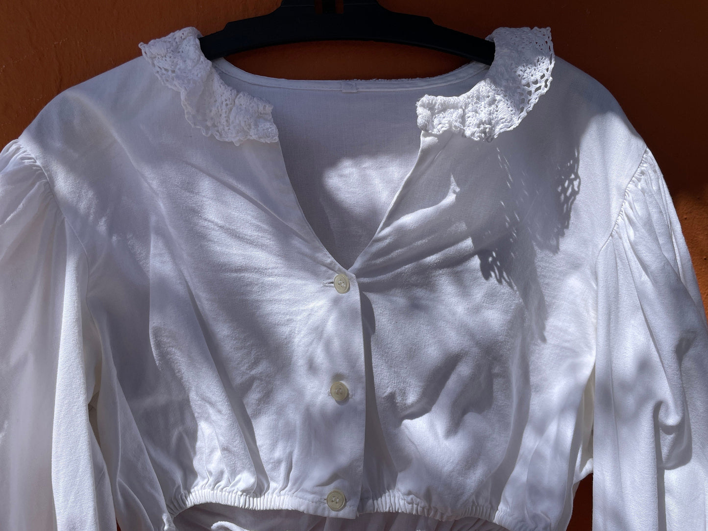 Charming Vintage Dirndl-Style Cotton Cropped Top with Puffed Sleeves - Delicate Lace Details, Ideal for Retro-Inspired Fashion