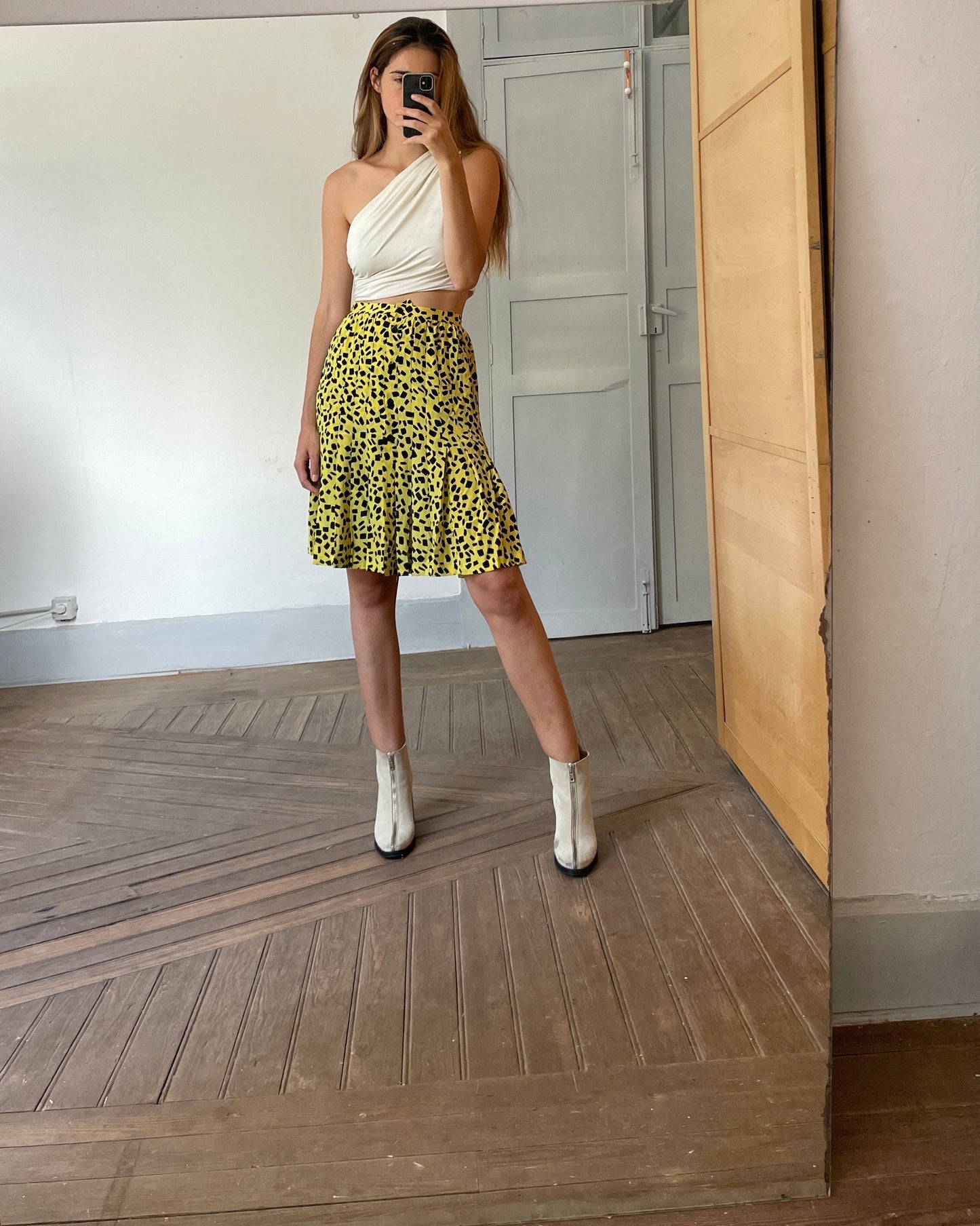 Vintage high waist designerskirt. Pleated design. Yellow background with black abstract dotting. Designer Enrica Martine.