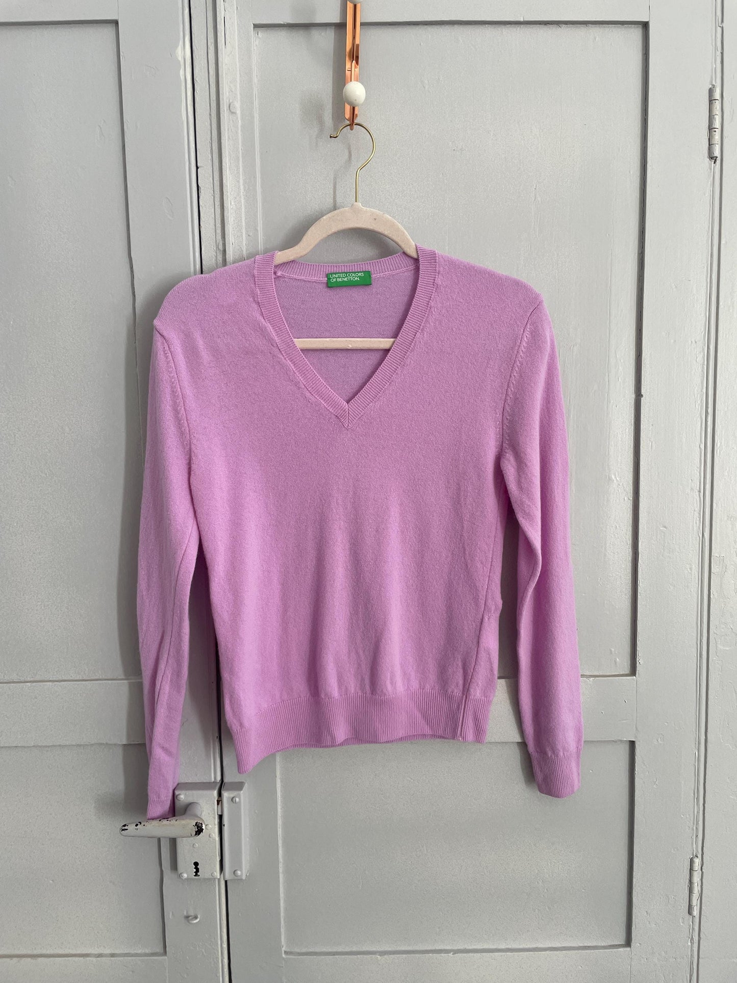 United Colors of Benetton lilac wool sweater – XS, v-neck, soft pure wool knit, violet vintage jumper, minimalist layering piece