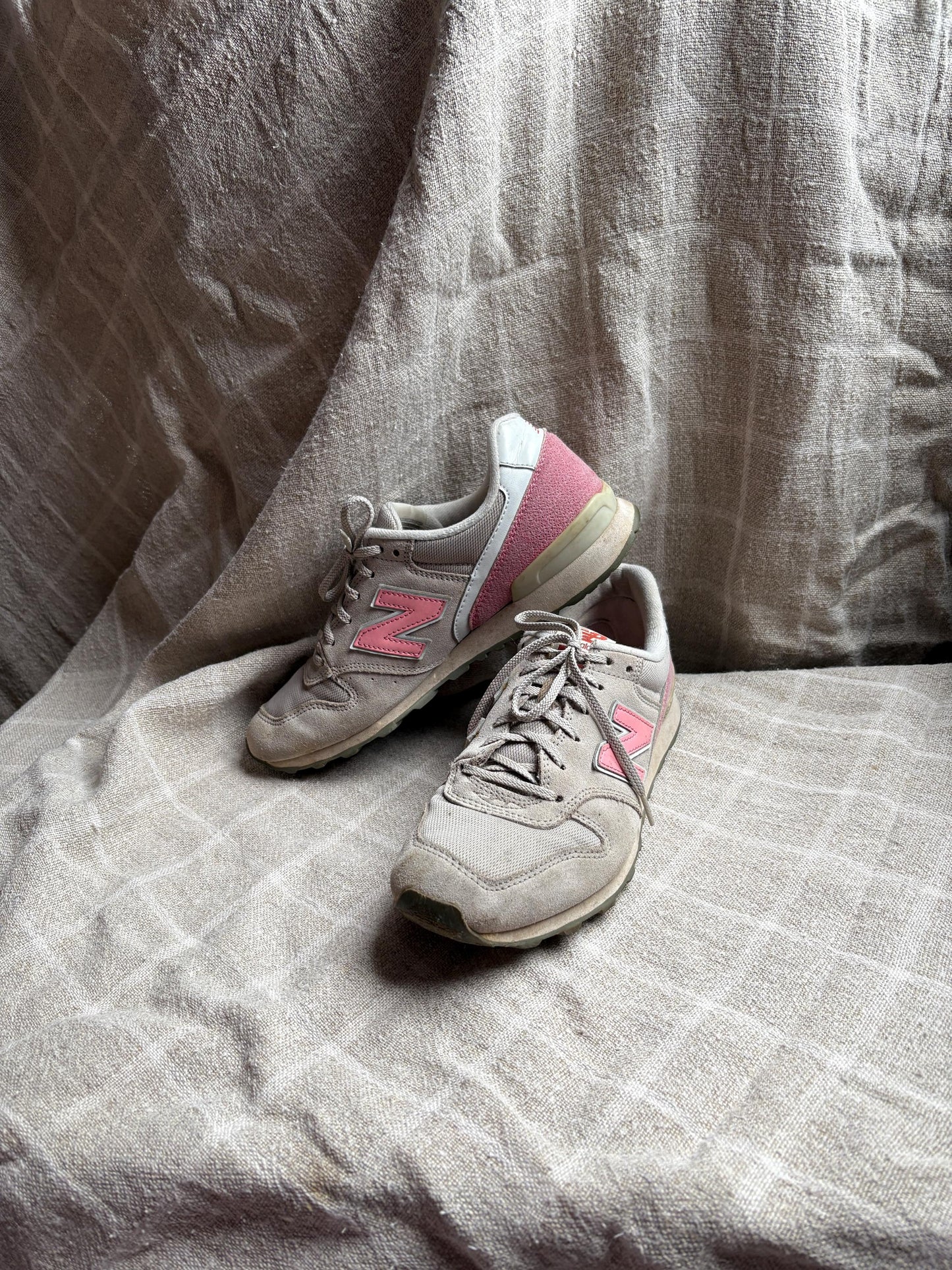 8.5 Vintage 90s Pink & White New Balance Trainers, retro y2k sneakers, 1990s sport shoes, size 40