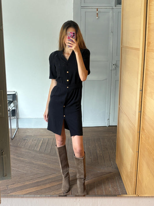 Vintage black woman dress with padded shoulders & unique buttons – true vintage style, one of a kind, classic silhouette