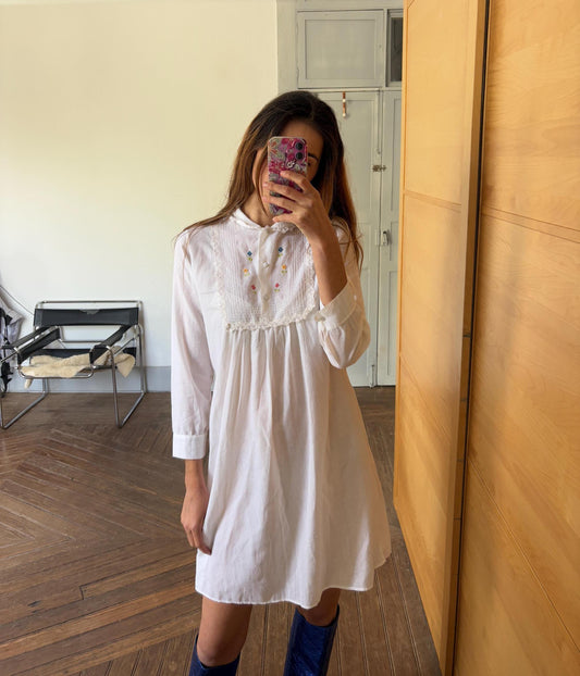 Vintage floral embroidered Nightgown, White Cottage core nightie , Feminine french antique nightwear, S