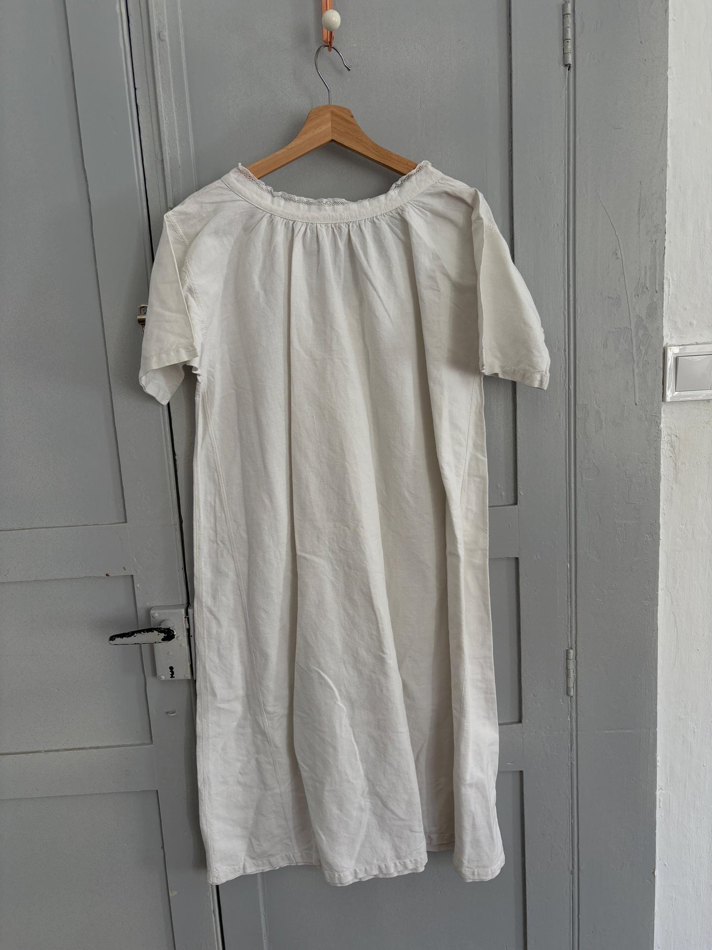 Vintage Victorian Nightgown, White Cottage core nightie , Feminine french antique scalloped collar nightwear, M