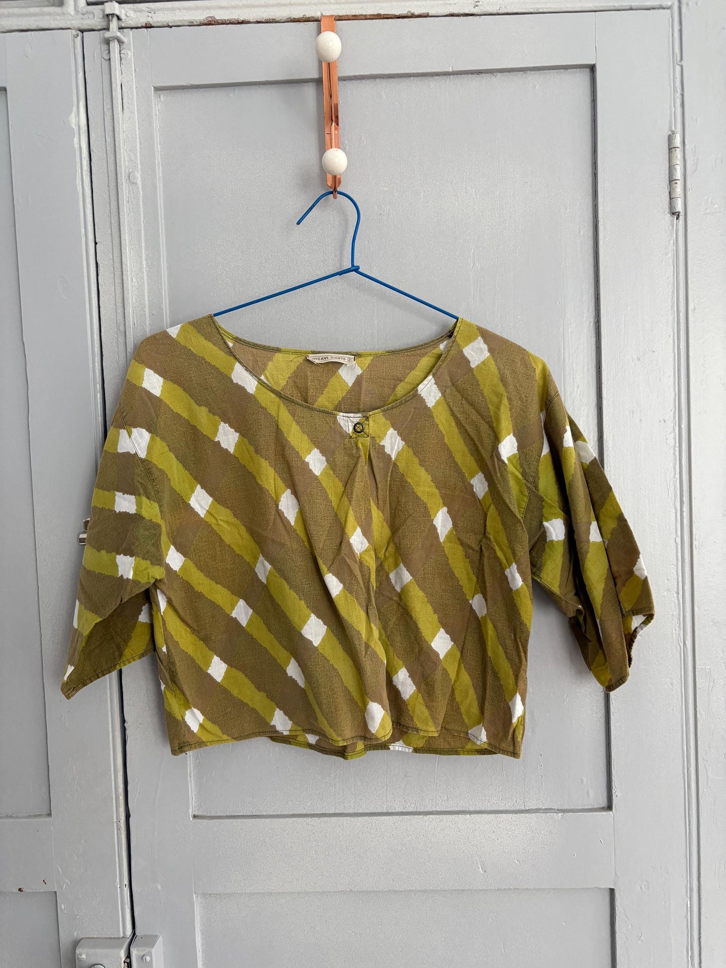 Vintage Cropped Woman Top – 70s Groovy Print, 100% Cotton, Boho Indie Retro Aesthetic