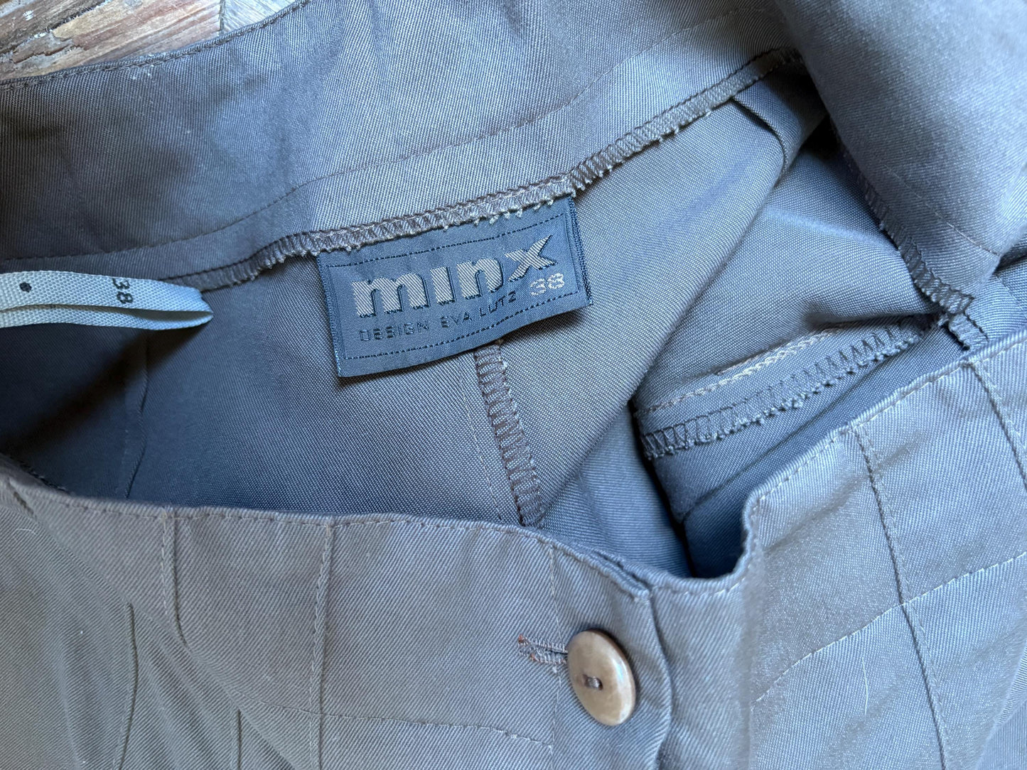 Vintage Minx by Eva Lutz Brown High Waisted Trousers – Cupro Silk Blend Tailored Pants Made in Germany – Relaxed Fit Workwear (EU 38)