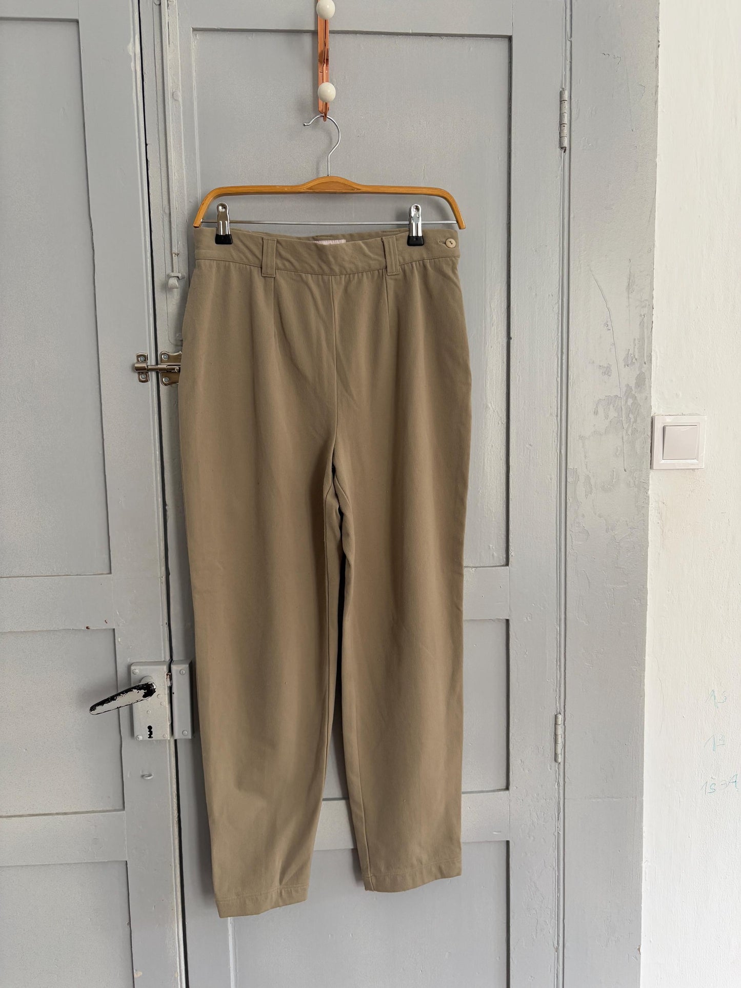 Byblos Vintage High-Waisted Pants, Made in Italy, Beige Tapered Trousers, Cropped Pleated Pants, Elegant Minimalist Style, Size IT 46 (L)
