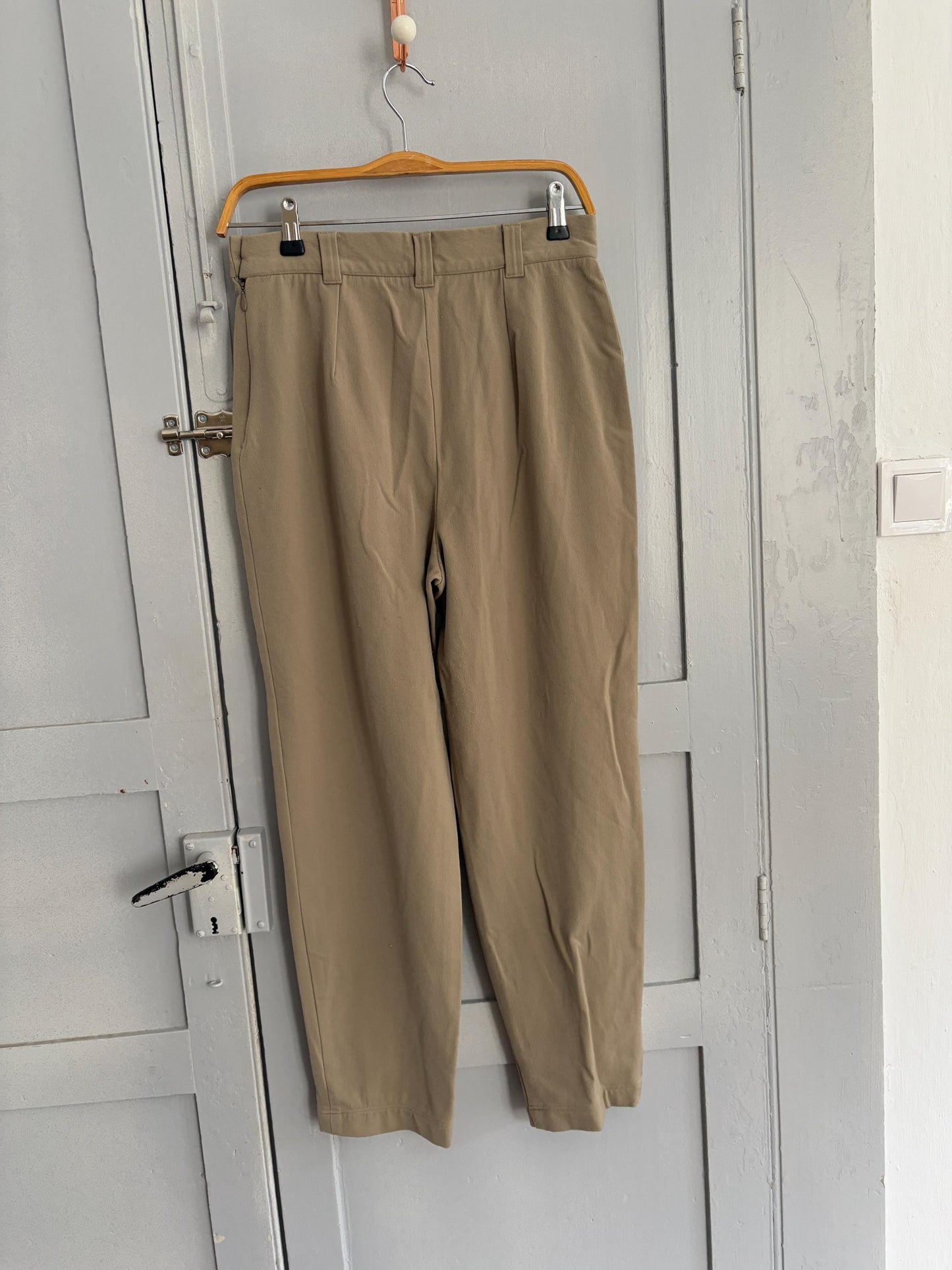Byblos Vintage High-Waisted Pants, Made in Italy, Beige Tapered Trousers, Cropped Pleated Pants, Elegant Minimalist Style, Size IT 46 (L)