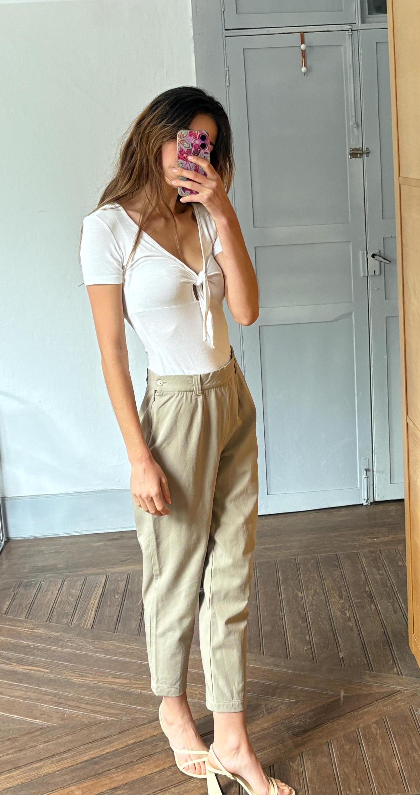 Byblos Vintage High-Waisted Pants, Made in Italy, Beige Tapered Trousers, Cropped Pleated Pants, Elegant Minimalist Style, Size IT 46 (L)