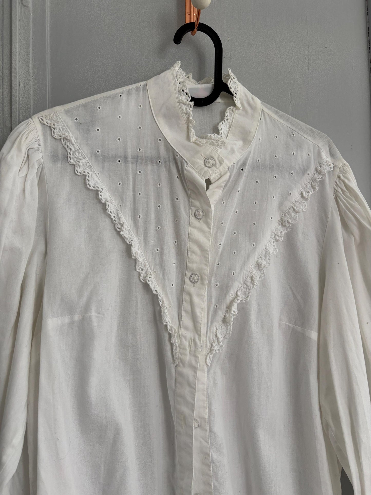 Vintage White Lace Blouse – Romantic French Cottagecore – 100% Cotton – Victorian Prairie Aesthetic – High Neck, Eyelet Lace – M - L