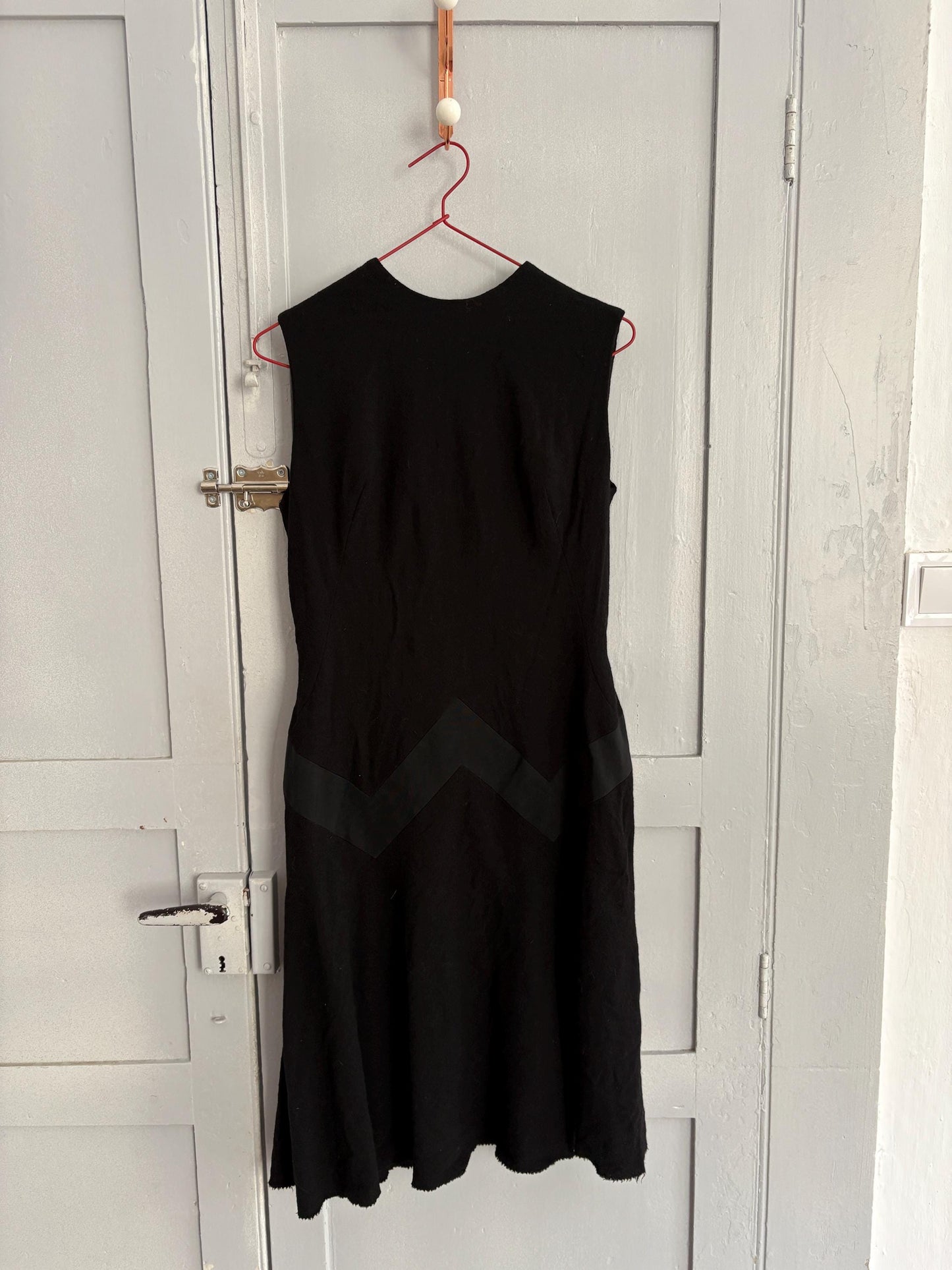 Vintage woman dress black mini wool feel luxury feminine fit elegant waist flattering flowy skirt glamosella modell