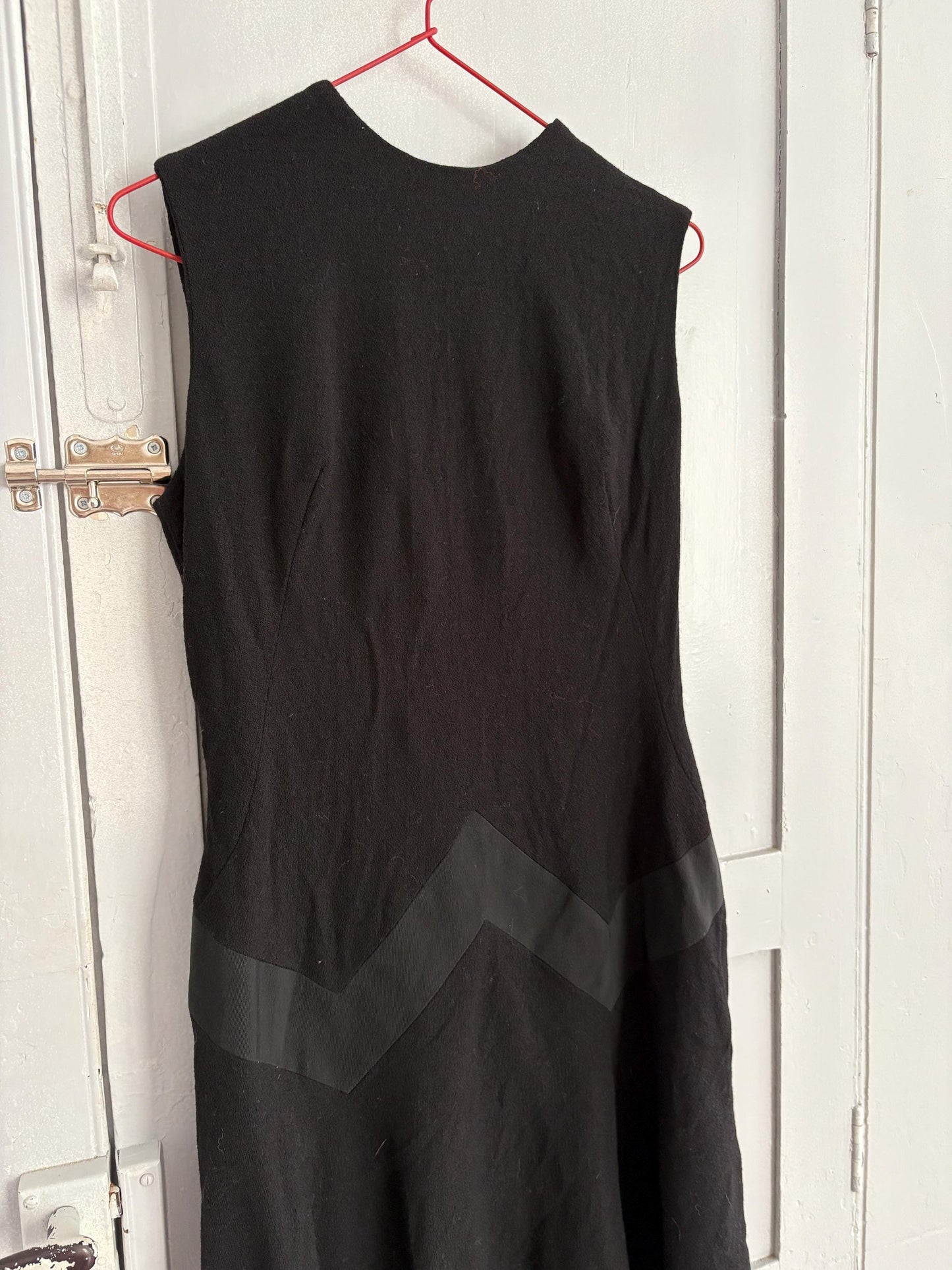 Vintage woman dress black mini wool feel luxury feminine fit elegant waist flattering flowy skirt glamosella modell