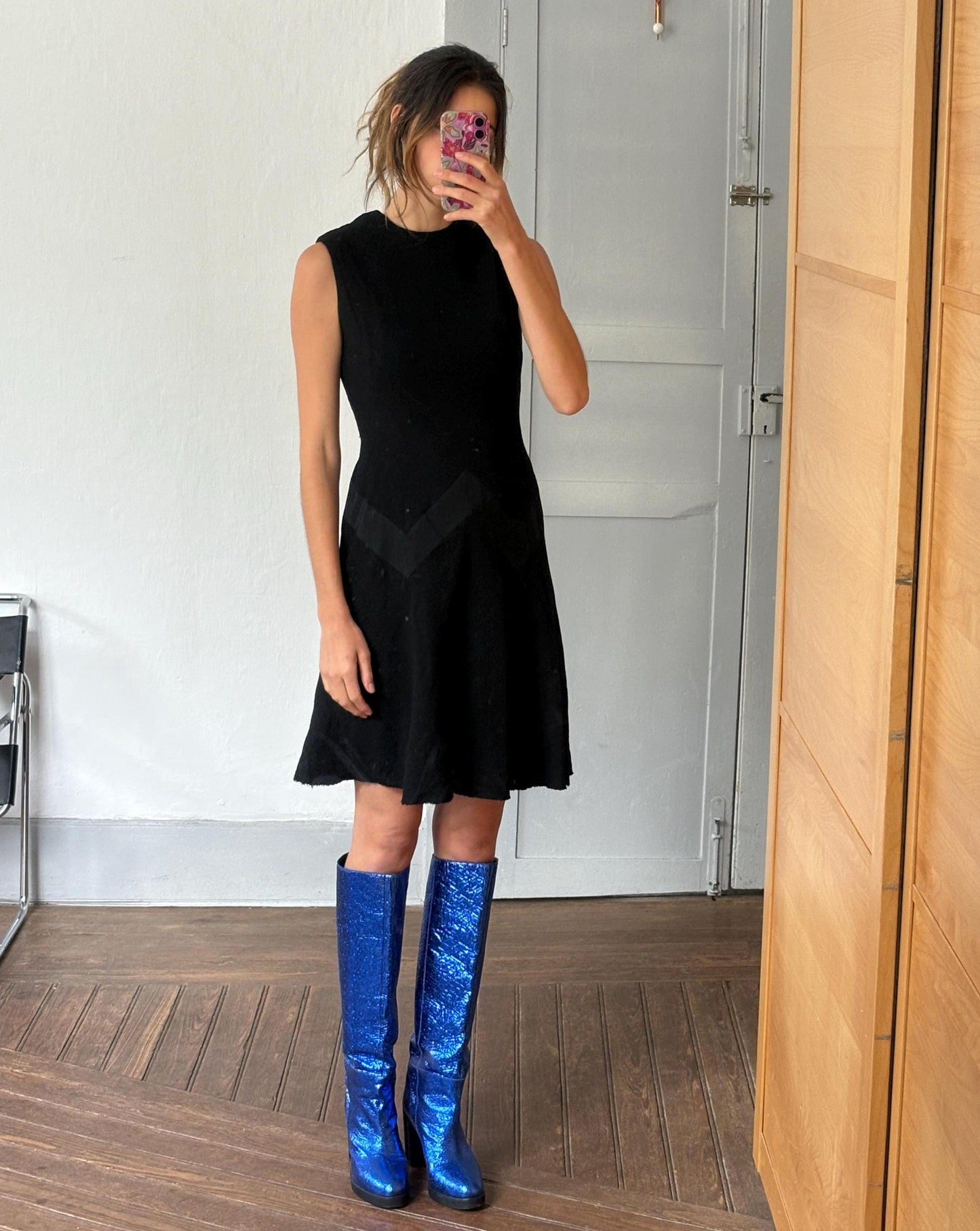 Vintage woman dress black mini wool feel luxury feminine fit elegant waist flattering flowy skirt glamosella modell