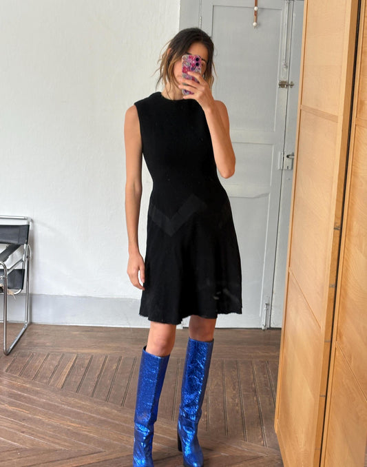 Vintage woman dress black mini wool feel luxury feminine fit elegant waist flattering flowy skirt glamosella modell