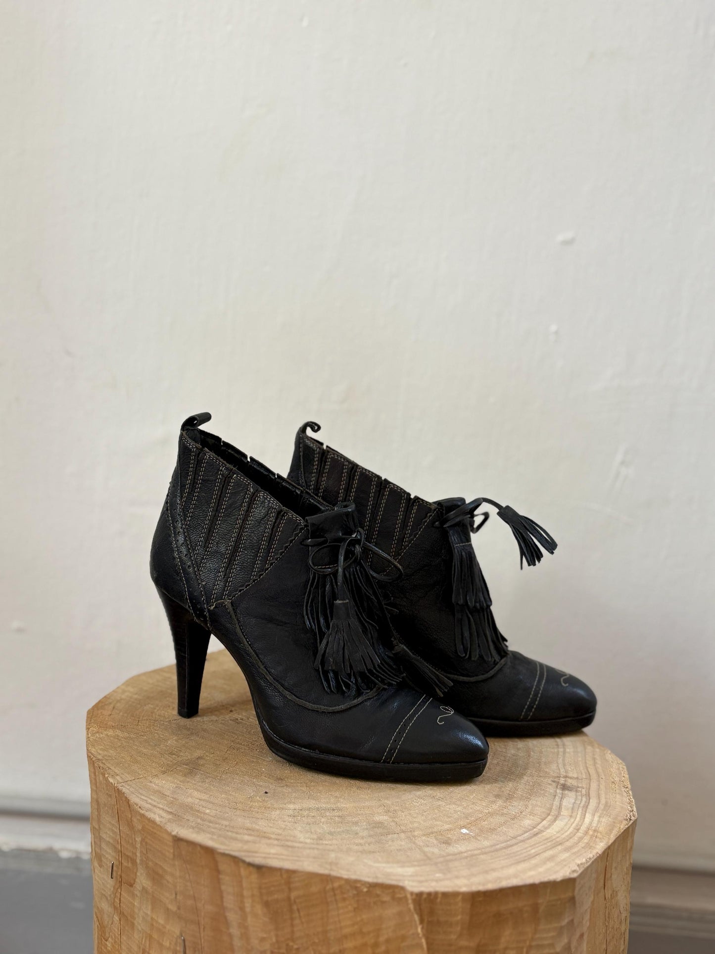 Vintage Adolfo Dominguez Black Leather Heels – Fringe Detail & Western Chic Vibes, Size EU 37 - US 6.5–7 - UK 4.5