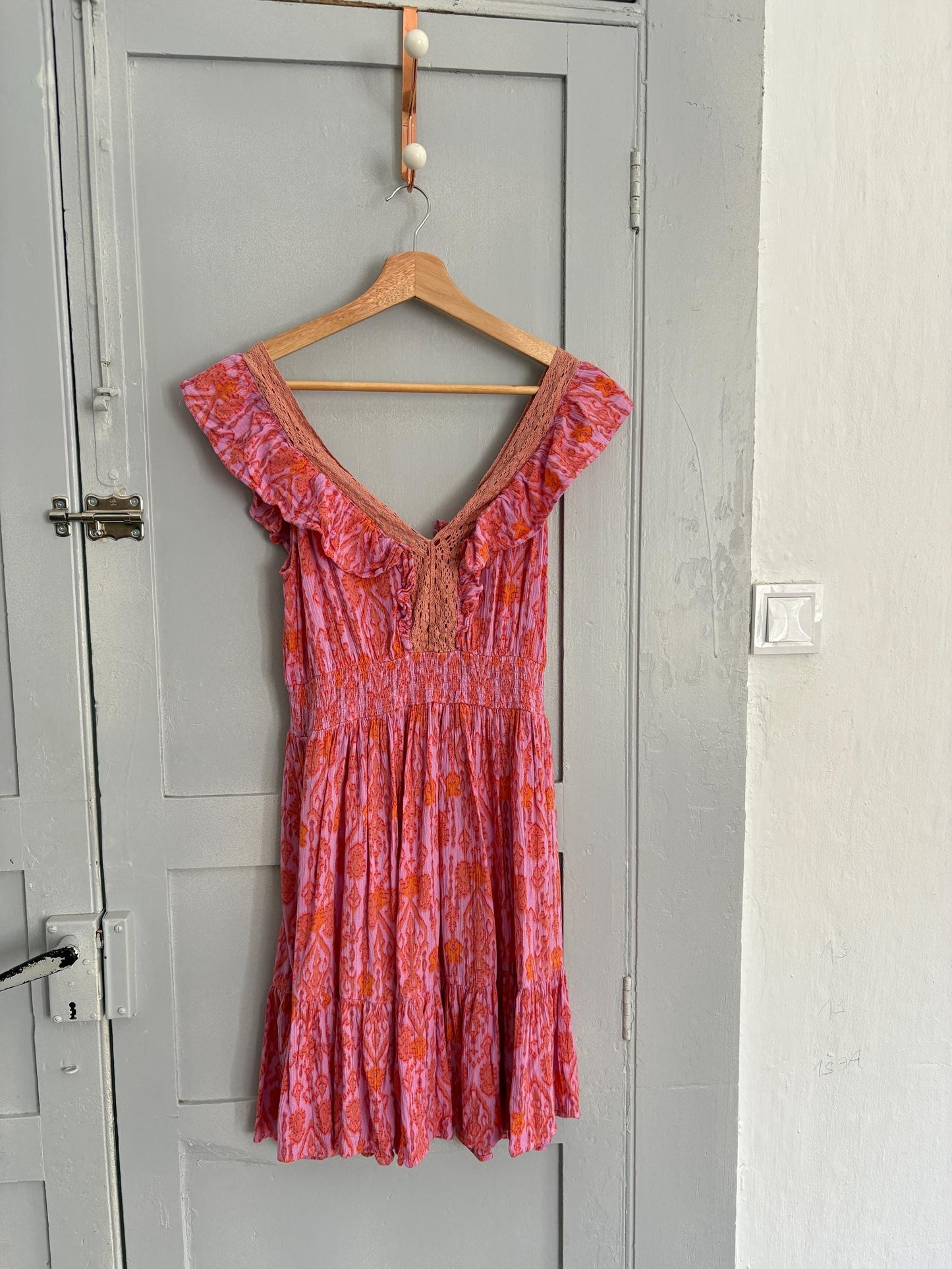 Boho ruffle mini dress, romantic summer look, vintage-inspired floral pink, deep V neckline, stretchy waist, size S