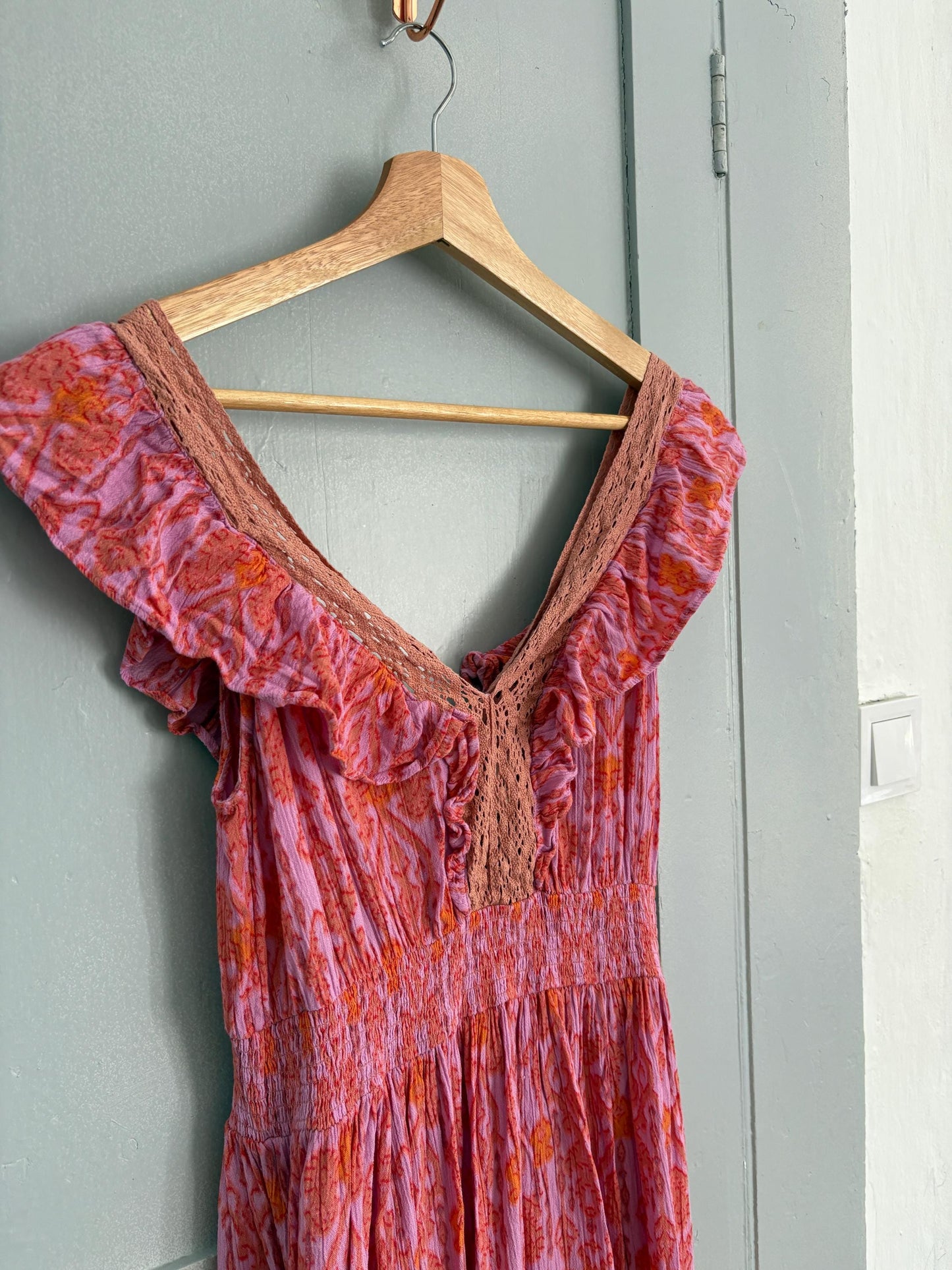 Boho ruffle mini dress, romantic summer look, vintage-inspired floral pink, deep V neckline, stretchy waist, size S