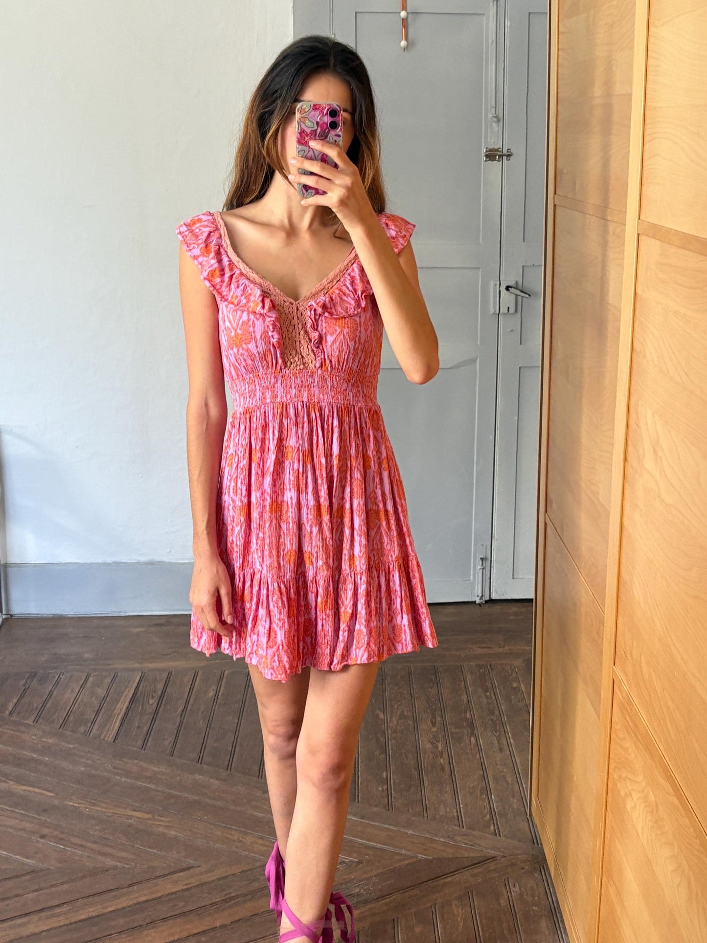 Boho ruffle mini dress, romantic summer look, vintage-inspired floral pink, deep V neckline, stretchy waist, size S