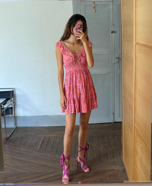 Boho ruffle mini dress, romantic summer look, vintage-inspired floral pink, deep V neckline, stretchy waist, size S