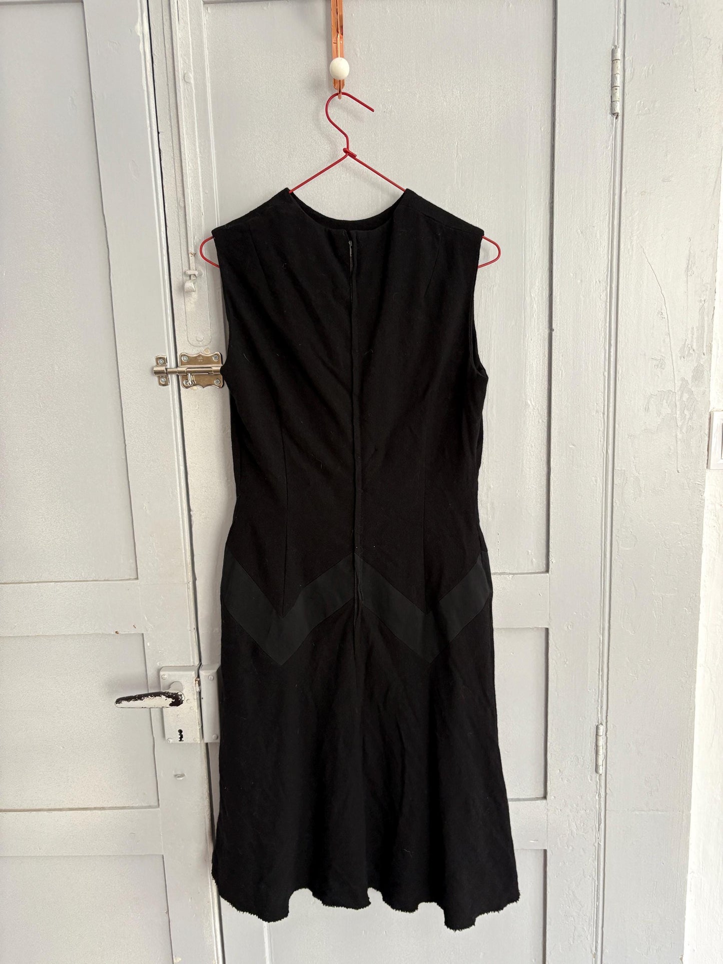 Vintage woman dress black mini wool feel luxury feminine fit elegant waist flattering flowy skirt glamosella modell