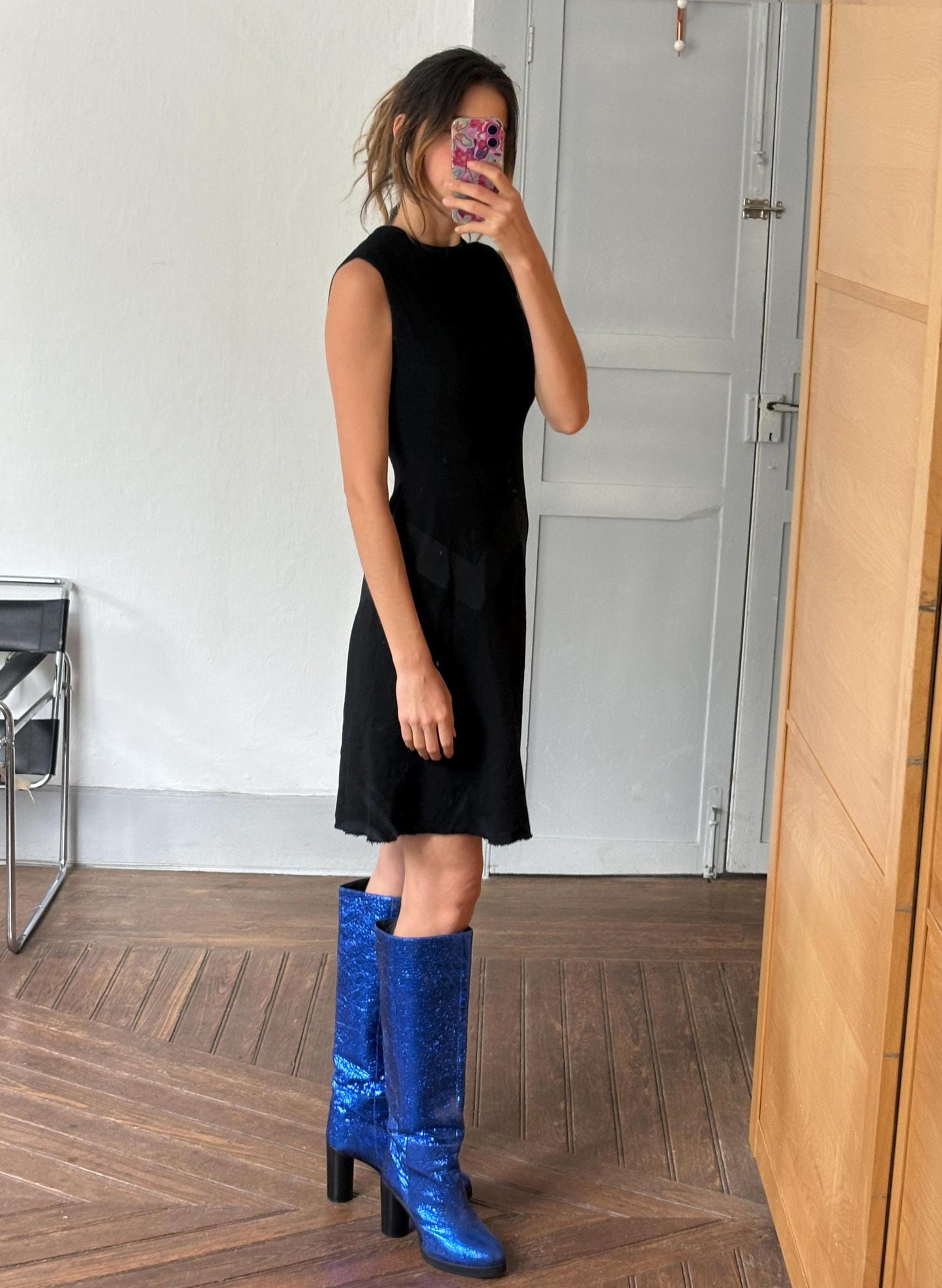Vintage woman dress black mini wool feel luxury feminine fit elegant waist flattering flowy skirt glamosella modell