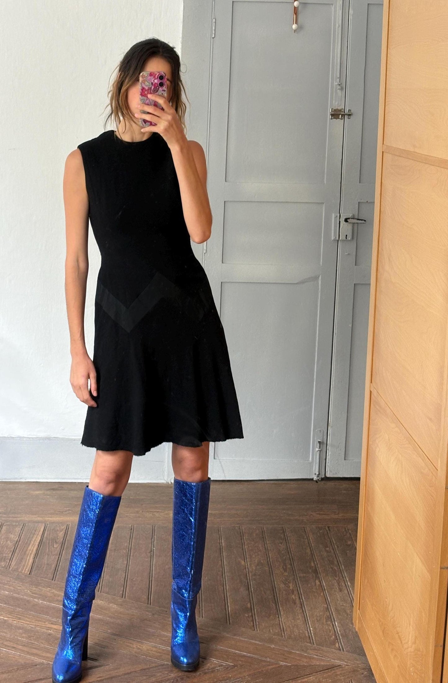 Vintage woman dress black mini wool feel luxury feminine fit elegant waist flattering flowy skirt glamosella modell