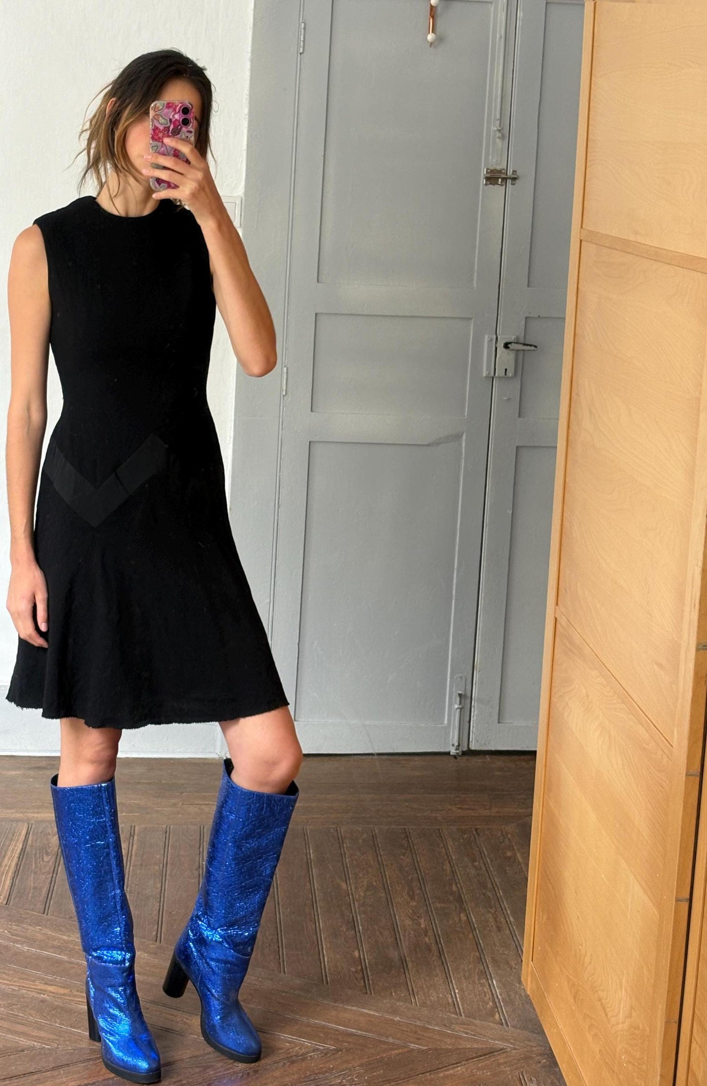 Vintage woman dress black mini wool feel luxury feminine fit elegant waist flattering flowy skirt glamosella modell