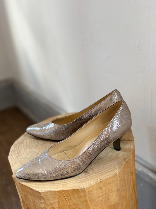 Vintage BRUNATE Gold Leather low Heels – Elegant wedding dress Italian Design pumps in Shimmery Metallic Finish, EU 40, Shoes made in Italy