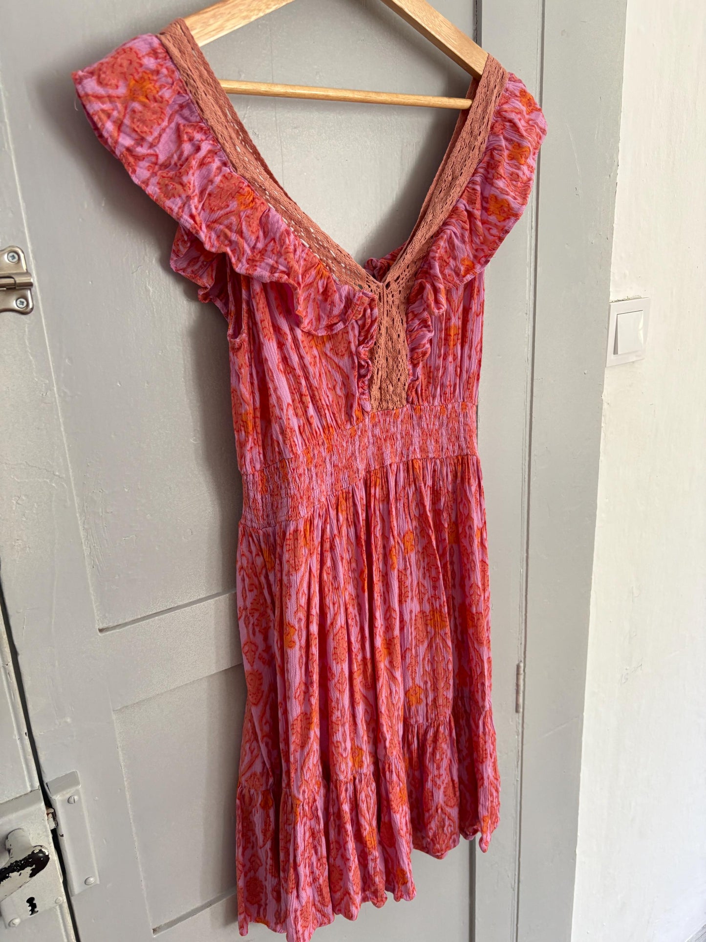 Boho ruffle mini dress, romantic summer look, vintage-inspired floral pink, deep V neckline, stretchy waist, size S