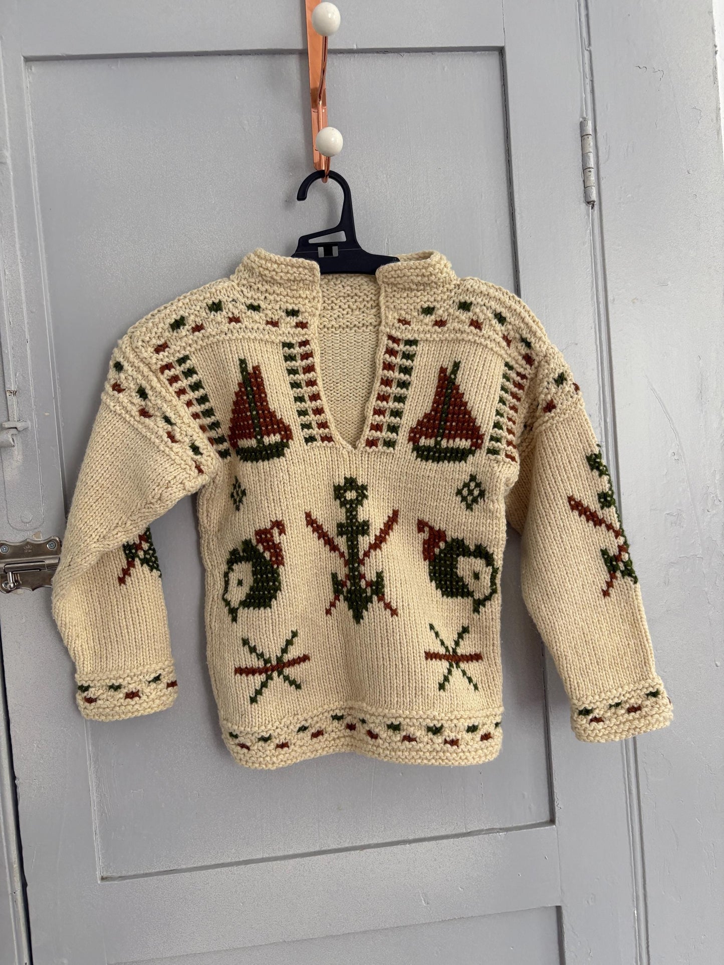 Vintage kids wool knit pullover with nordic winter pattern – handmade sweater with skiers, snowflakes & boats, cozy retro design