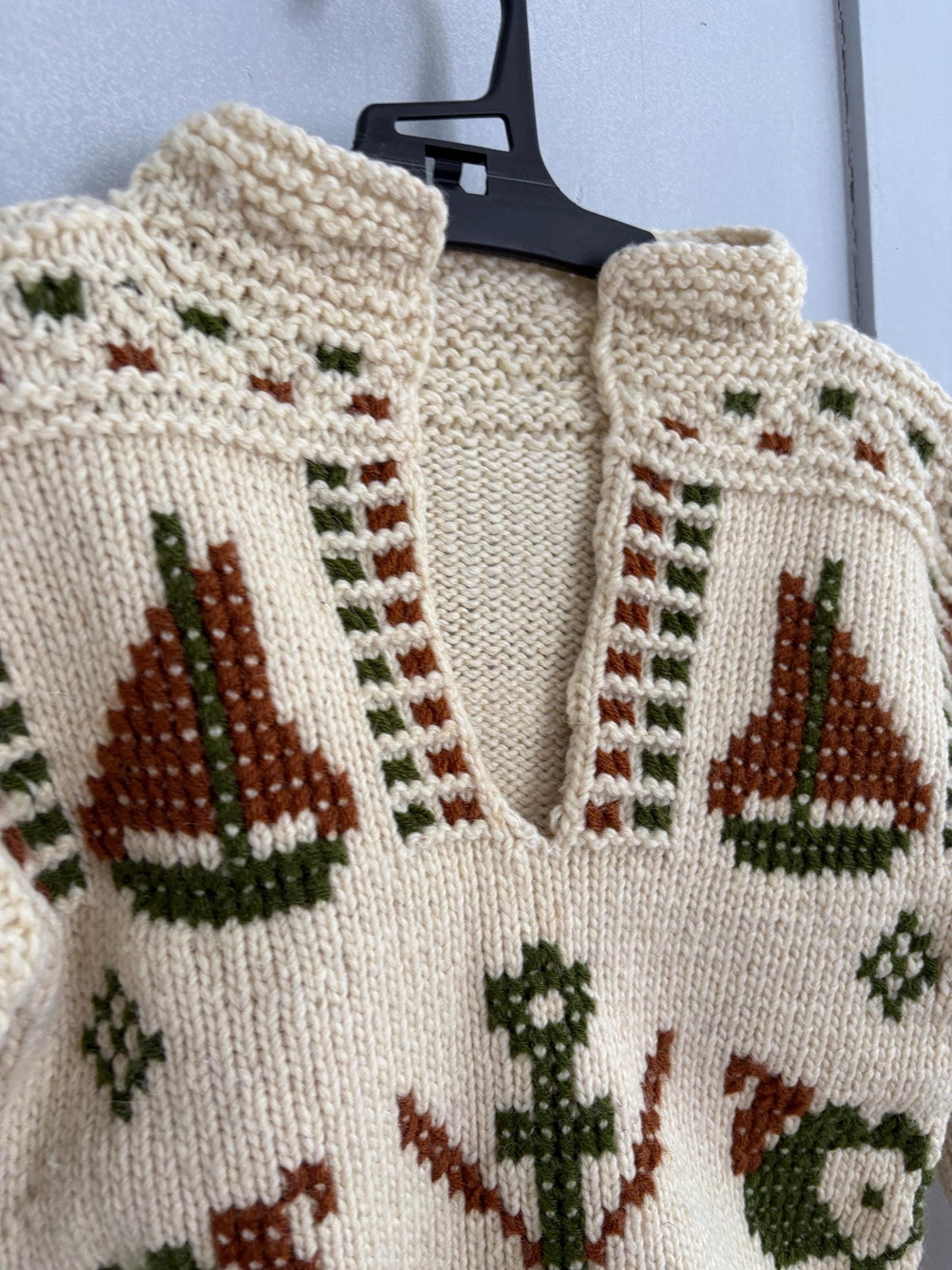 Vintage kids wool knit pullover with nordic winter pattern – handmade sweater with skiers, snowflakes & boats, cozy retro design