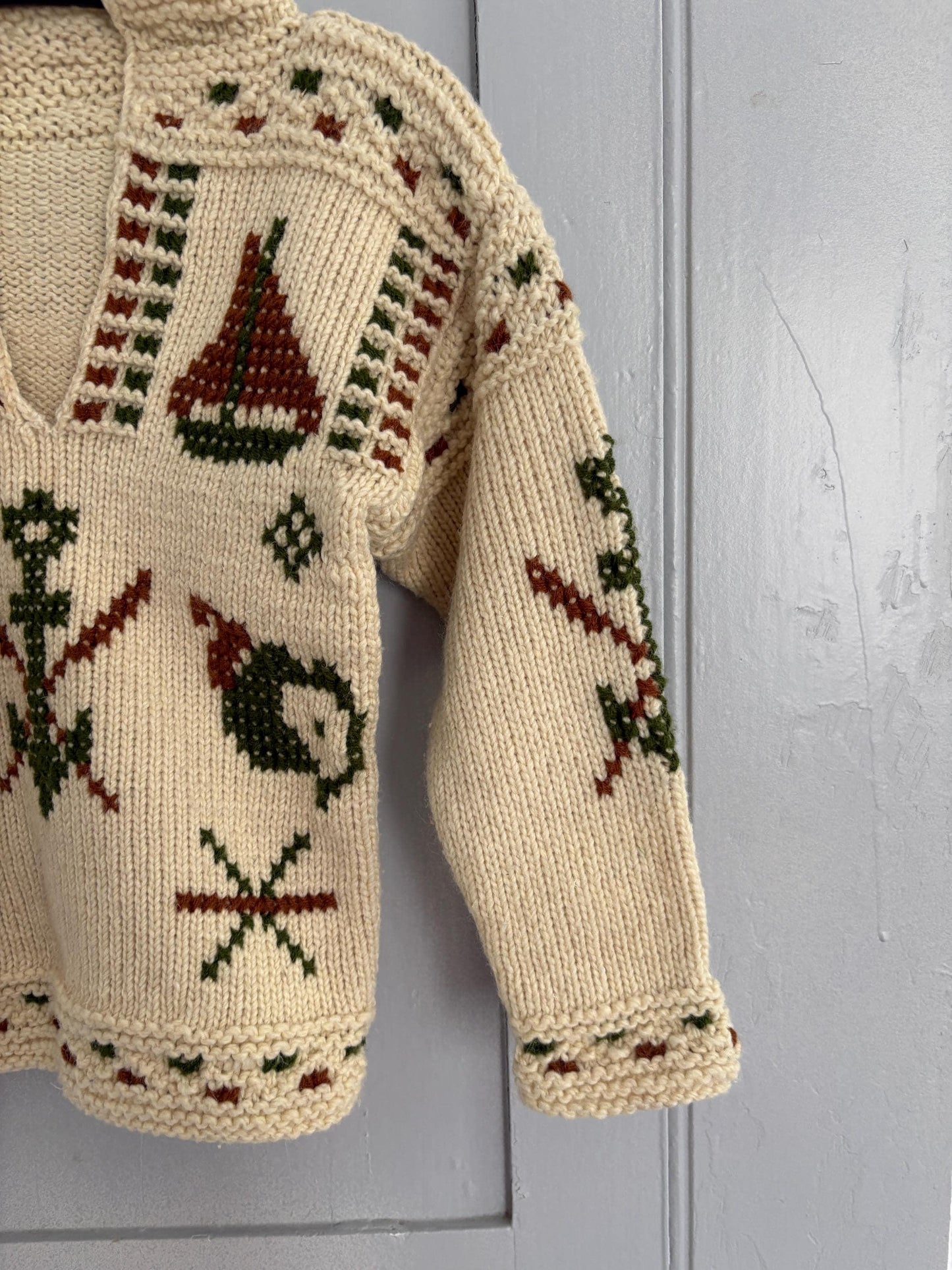 Vintage kids wool knit pullover with nordic winter pattern – handmade sweater with skiers, snowflakes & boats, cozy retro design
