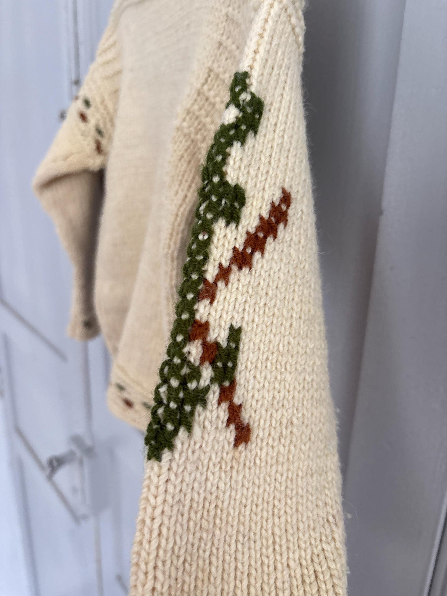 Vintage kids wool knit pullover with nordic winter pattern – handmade sweater with skiers, snowflakes & boats, cozy retro design