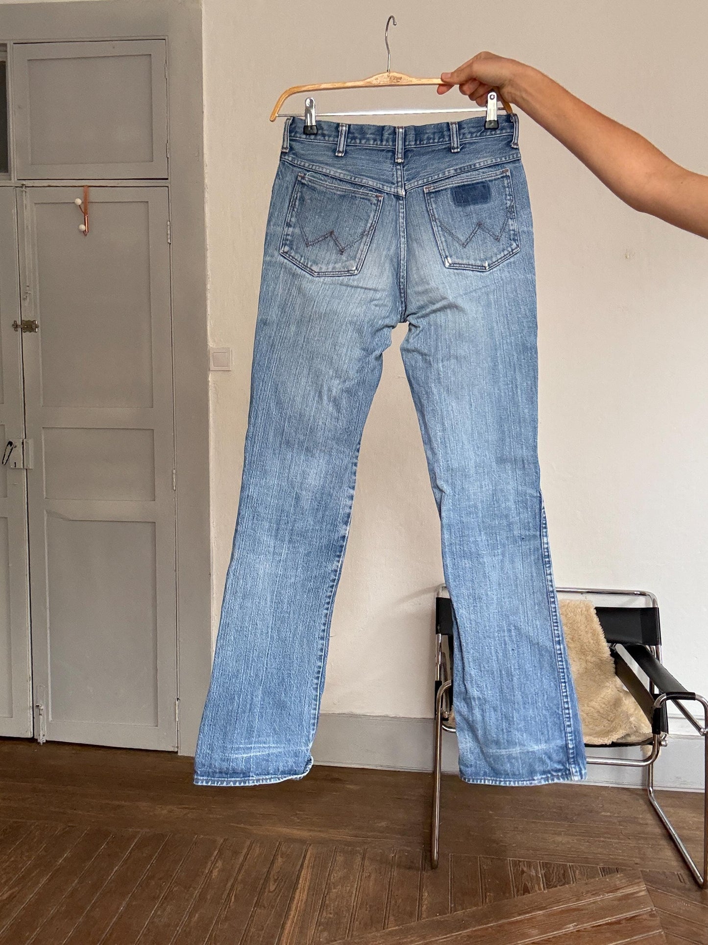 Vintage Wrangler denim jeans – worn-in blue wash, mid-rise, no back label, classic straight leg, waist 40 cm, 90s grunge style, Women’s M–L
