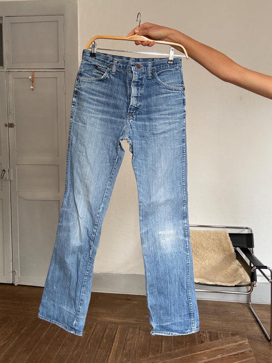 Vintage Wrangler denim jeans – worn-in blue wash, mid-rise, no back label, classic straight leg, waist 40 cm, 90s grunge style, Women’s M–L