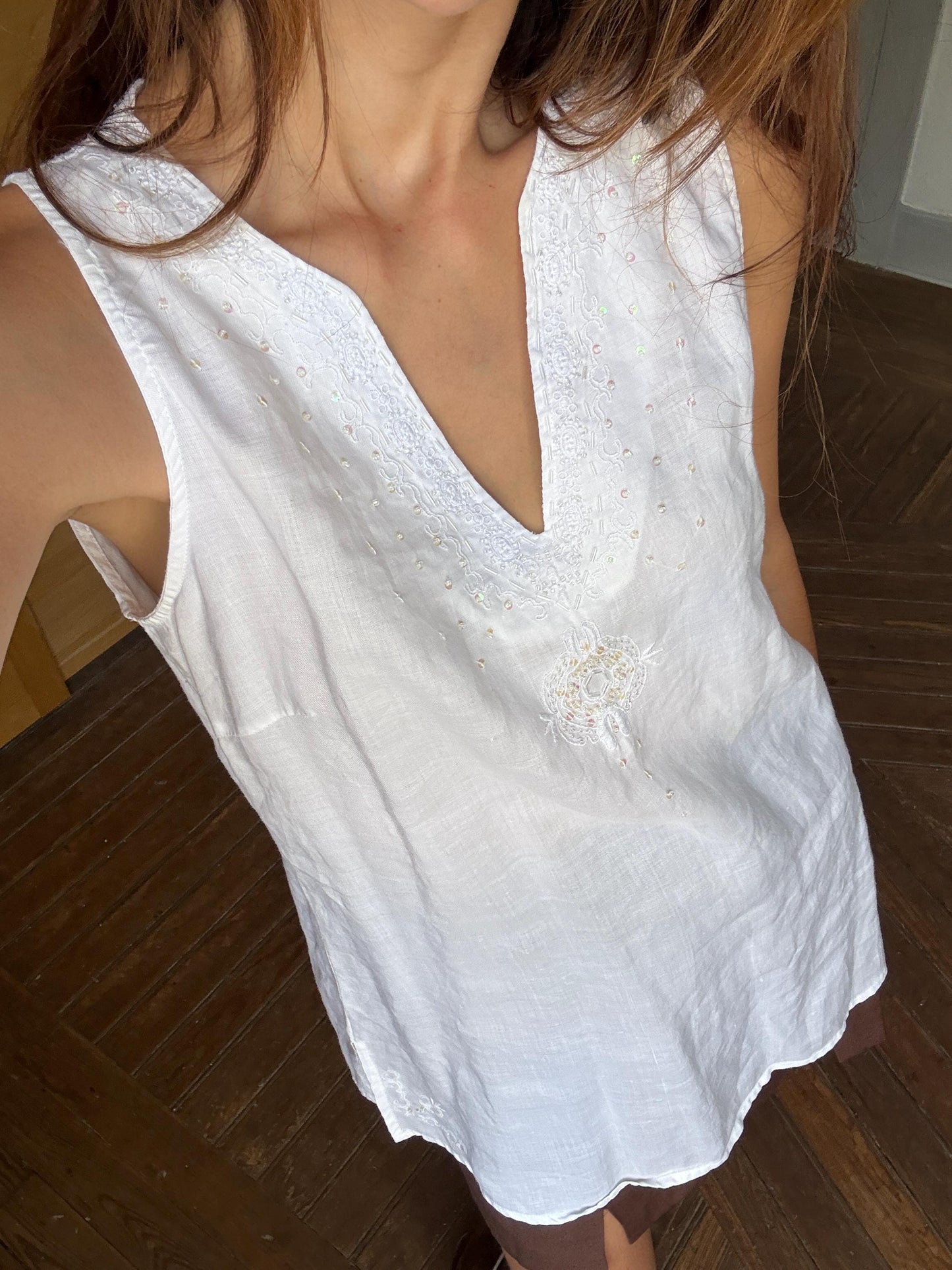 Vintage White Ramie Tunic Top – Sleeveless Embroidered Summer Blouse with Sequin Detail, Women’s Size L to XL