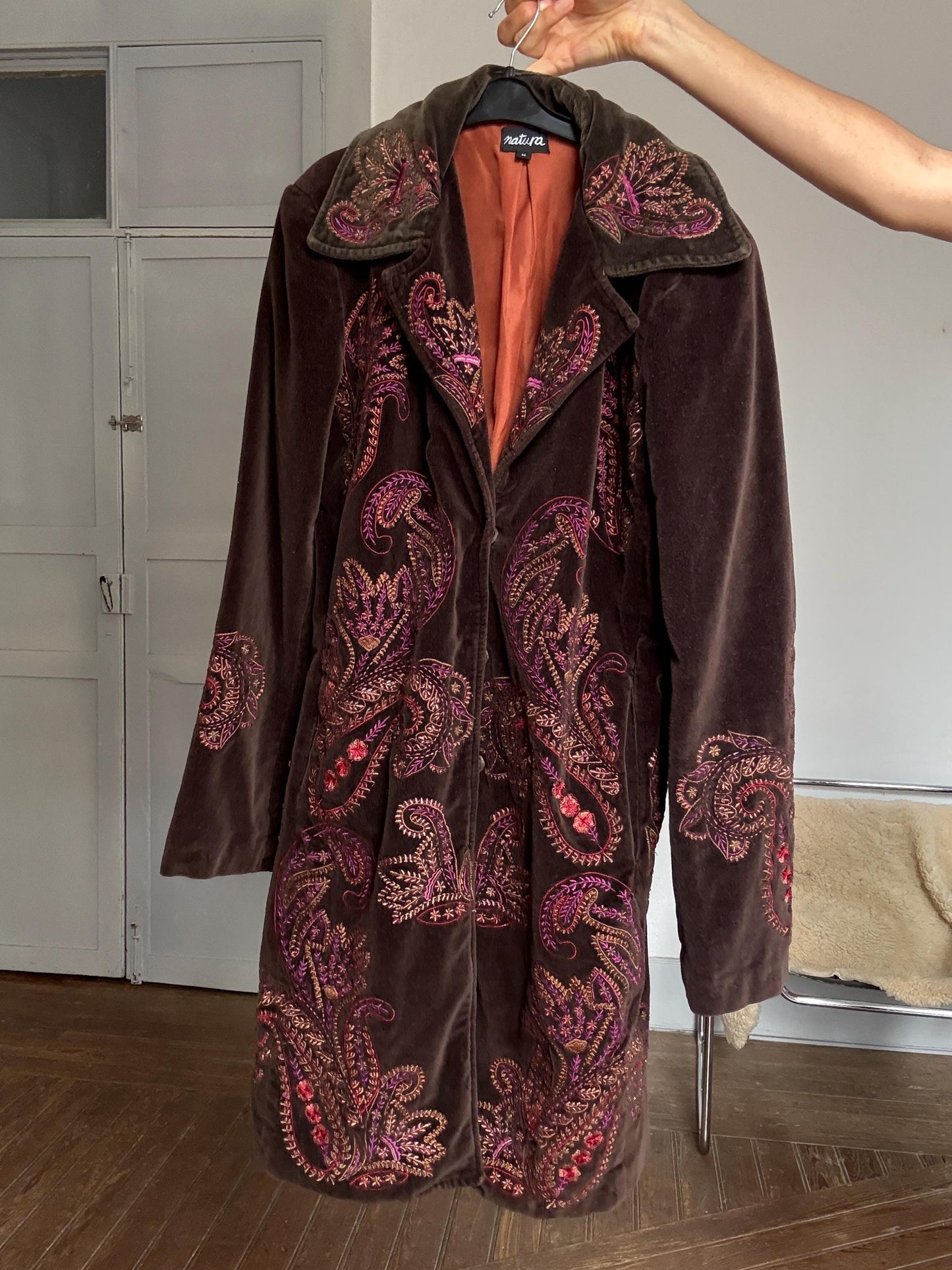 Vintage 70s style embroidered velvet boho coat – retro hippie jacket by Natura, size S - M, paisley floral, rich brown tones