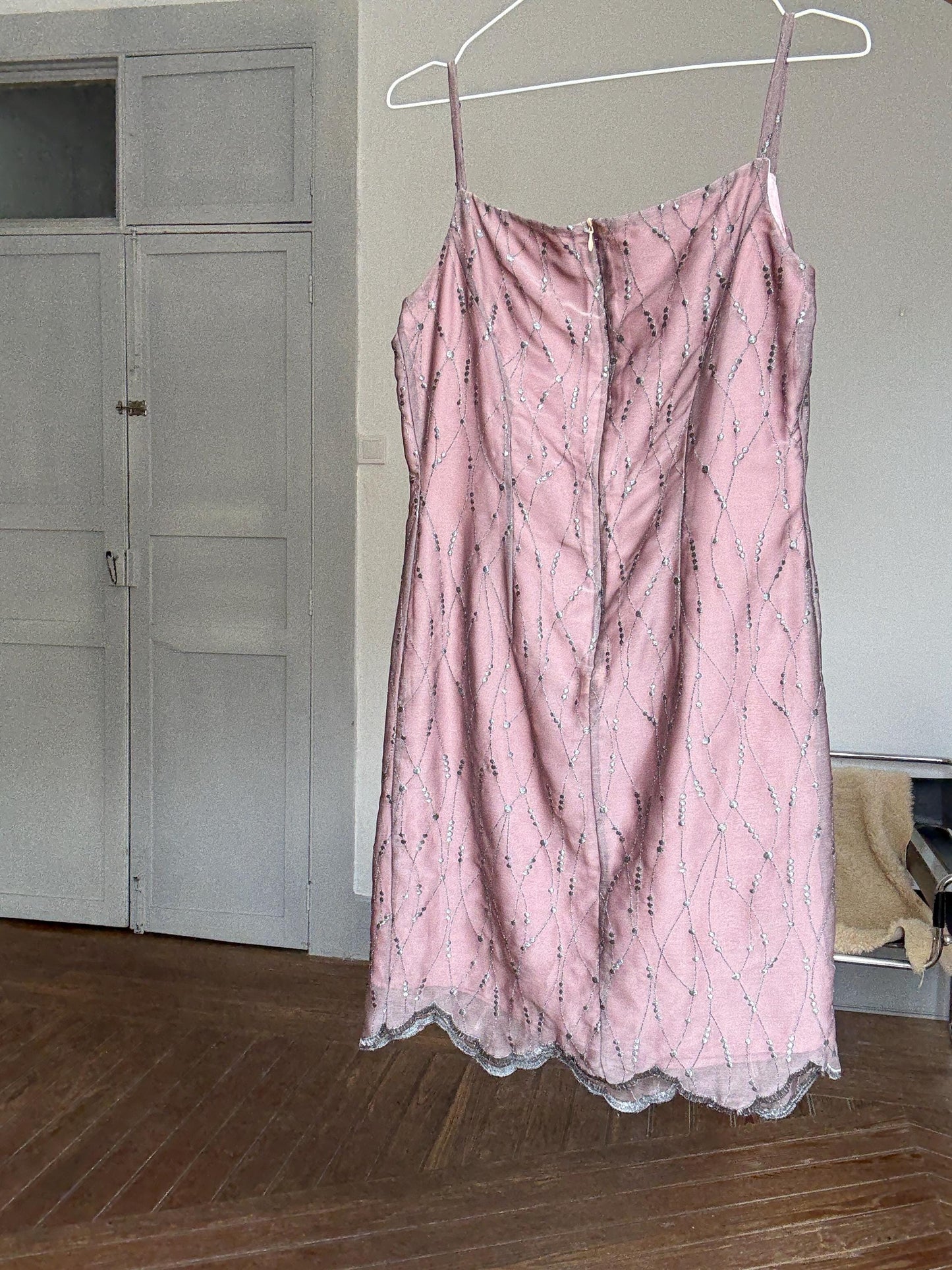 Vintage Y2K-style sparkly pink slip dress with scalloped hem – 90s party look, too big on model, fits M
