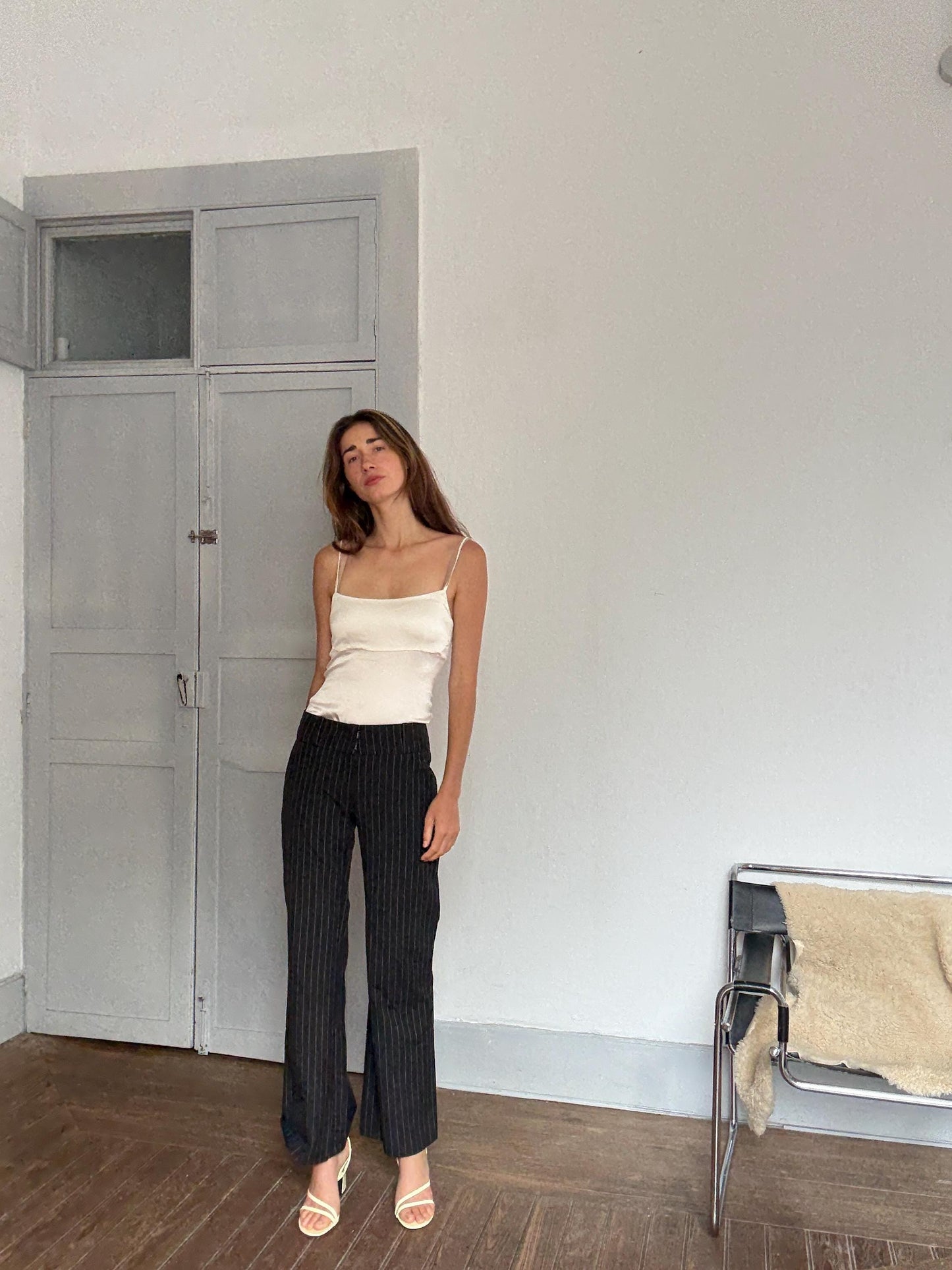 Vintage Y2K black pinstripe low-waist trousers – 90s retro style, flattering fit, size M-L, no tags, perfect paired with kitten heels