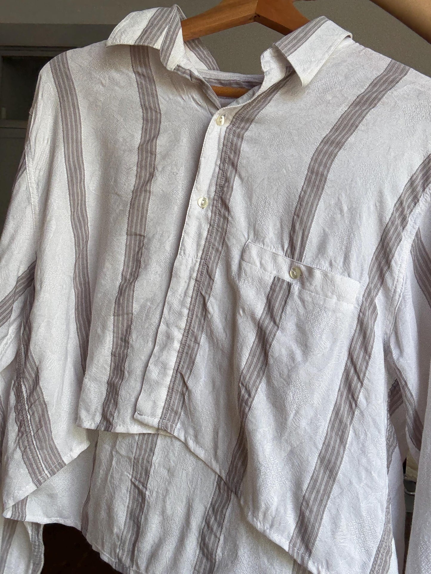 Reworked Cropped Button-Up Shirt – Vintage Rivela in Textured Striped Fabric, Upcycled from Menswear, Soft Linen Feel, Size M