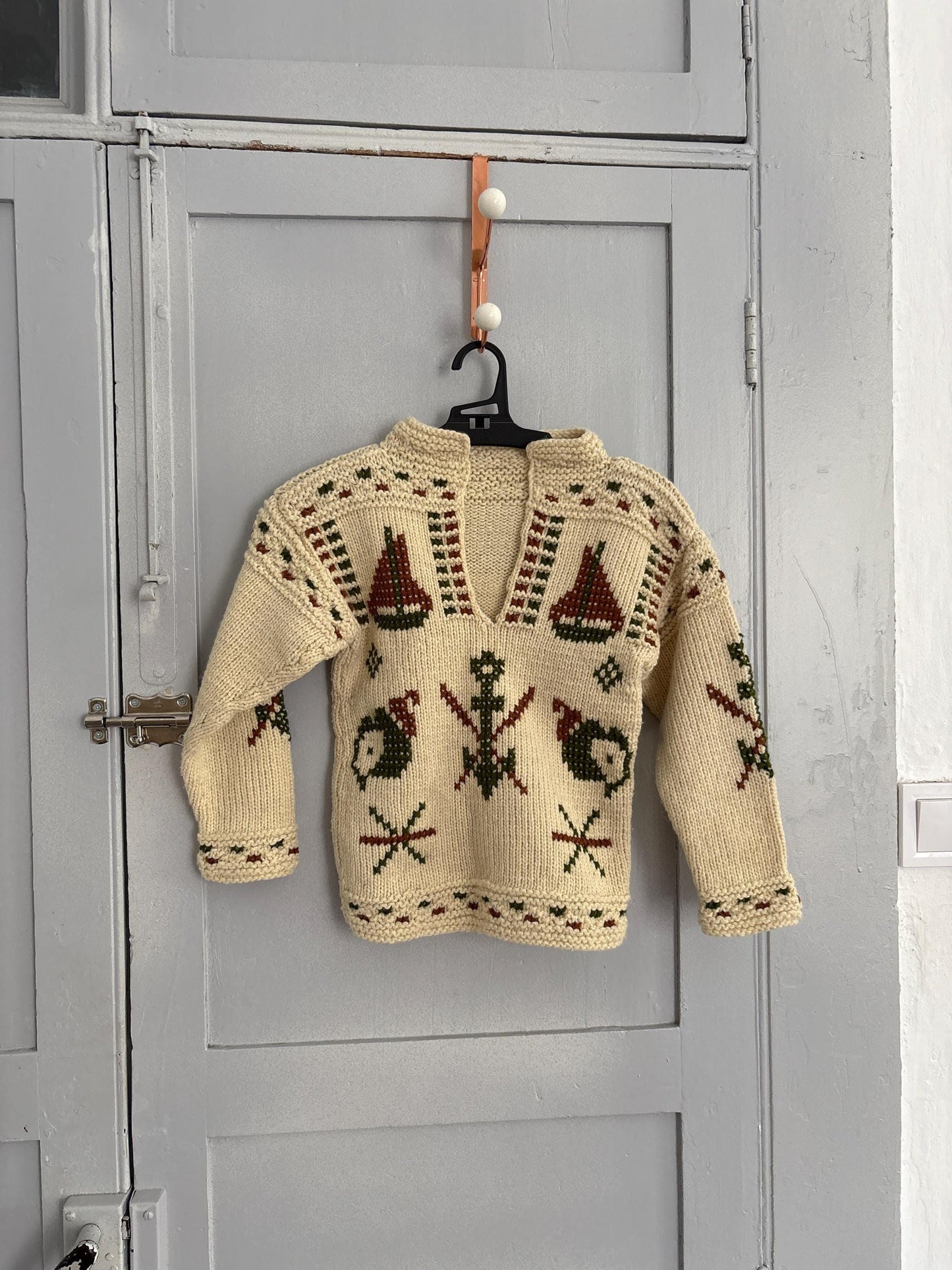 Vintage kids wool knit pullover with nordic winter pattern – handmade sweater with skiers, snowflakes & boats, cozy retro design
