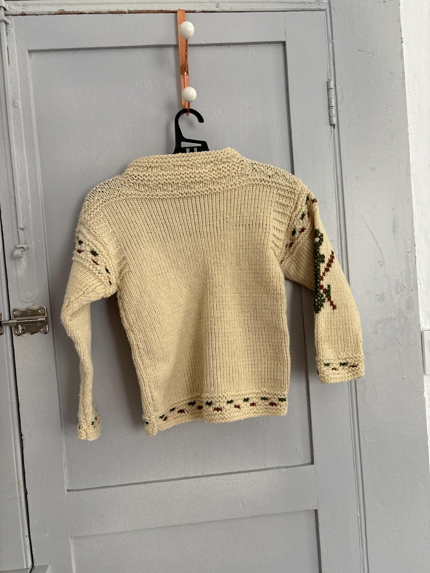 Vintage kids wool knit pullover with nordic winter pattern – handmade sweater with skiers, snowflakes & boats, cozy retro design